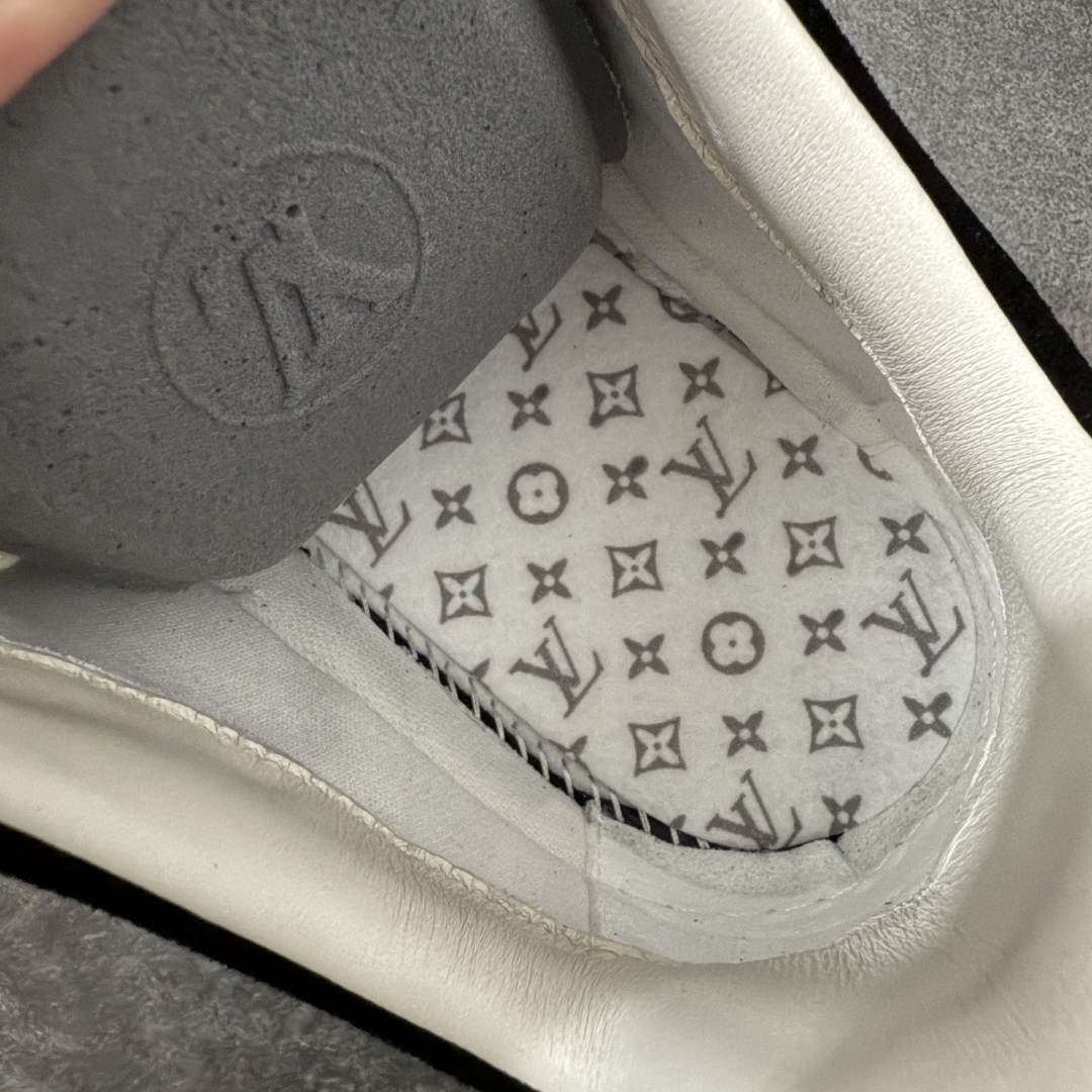 图片[9]-【XC礼盒版】LV 路易威登LOUIS VUITTON Tilted Low Sneakers 倾斜系列低帮复古休闲运动文化百搭板鞋 2026早春款板鞋 LV爆款饼干鞋 现货供应 市场第一梯队品质 细节正确版 广东原产 升级原楦型开发纸版 厚实抽屉礼品鞋盒及包装说明书防尘布袋物件(附送官方快递加固牛皮纸外盒!!)#采用Monogram 丹宁布鞋面材质#鞋垫嵌入软脚感EVA物料#后跟耐弯折滴塑支撑片#全新开发TPR光泽组合隔色鞋底❗ 尺码：38 39 40 41 42 43 44 45-选品中心