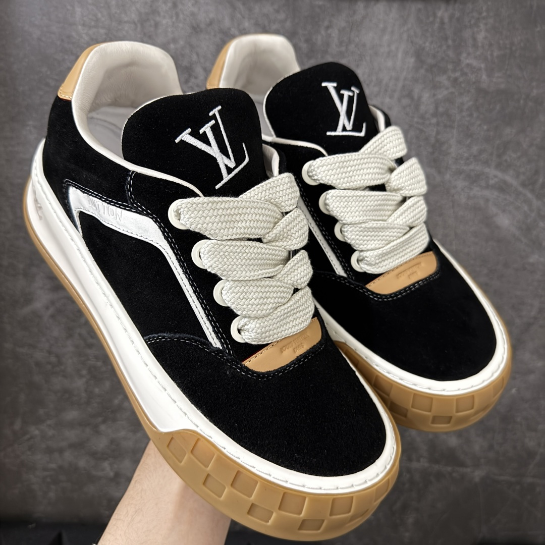 【XC礼盒版】LV 路易威登LOUIS VUITTON Tilted Low Sneakers 倾斜系列低帮复古休闲运动文化百搭板鞋 2026早春款板鞋 LV爆款饼干鞋 现货供应 市场第一梯队品质 细节正确版 广东原产 升级原楦型开发纸版 厚实抽屉礼品鞋盒及包装说明书防尘布袋物件(附送官方快递加固牛皮纸外盒!!)#采用Monogram 丹宁布鞋面材质#鞋垫嵌入软脚感EVA物料#后跟耐弯折滴塑支撑片#全新开发TPR光泽组合隔色鞋底❗ 尺码：38 39 40 41 42 43 44 45-选品中心