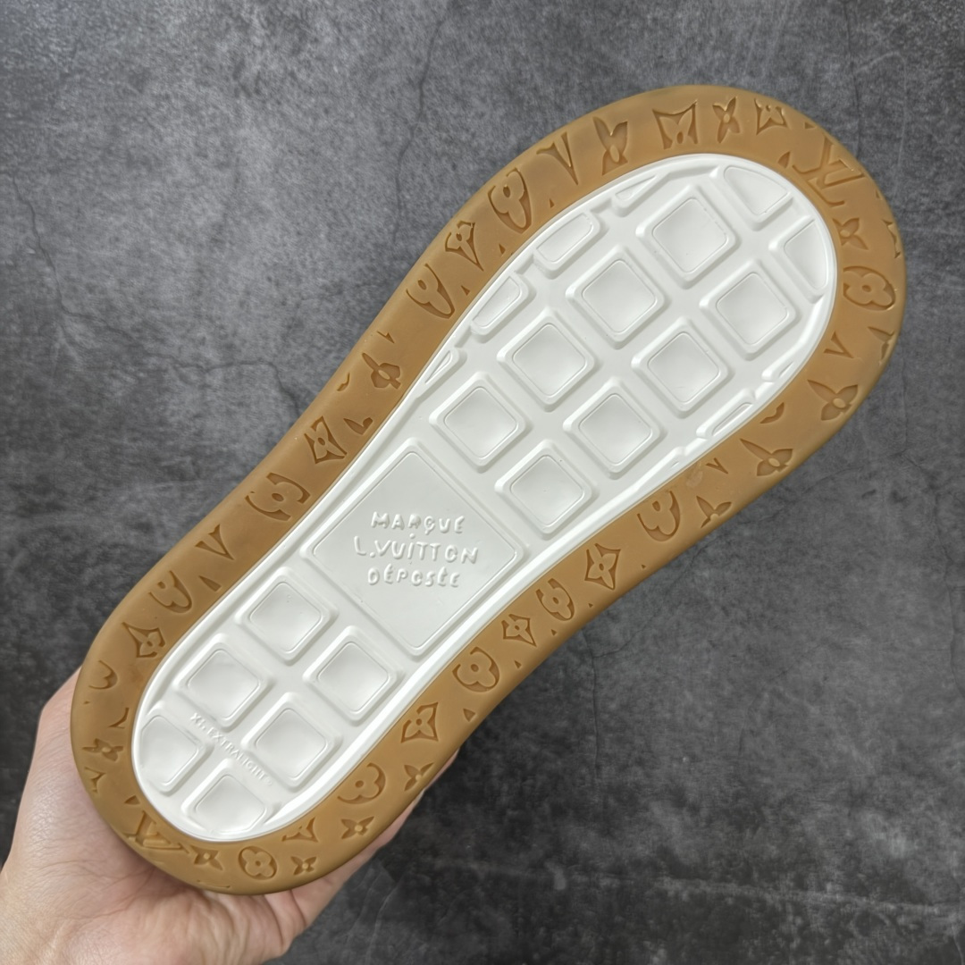 图片[9]-【XC礼盒版】LV 路易威登LOUIS VUITTON Tilted Low Sneakers 倾斜系列低帮复古休闲运动文化百搭板鞋 2026早春款板鞋 LV爆款饼干鞋 现货供应 市场第一梯队品质 细节正确版 广东原产 升级原楦型开发纸版 厚实抽屉礼品鞋盒及包装说明书防尘布袋物件(附送官方快递加固牛皮纸外盒!!)#采用Monogram 丹宁布鞋面材质#鞋垫嵌入软脚感EVA物料#后跟耐弯折滴塑支撑片#全新开发TPR光泽组合隔色鞋底❗ 尺码：38 39 40 41 42 43 44 45-选品中心