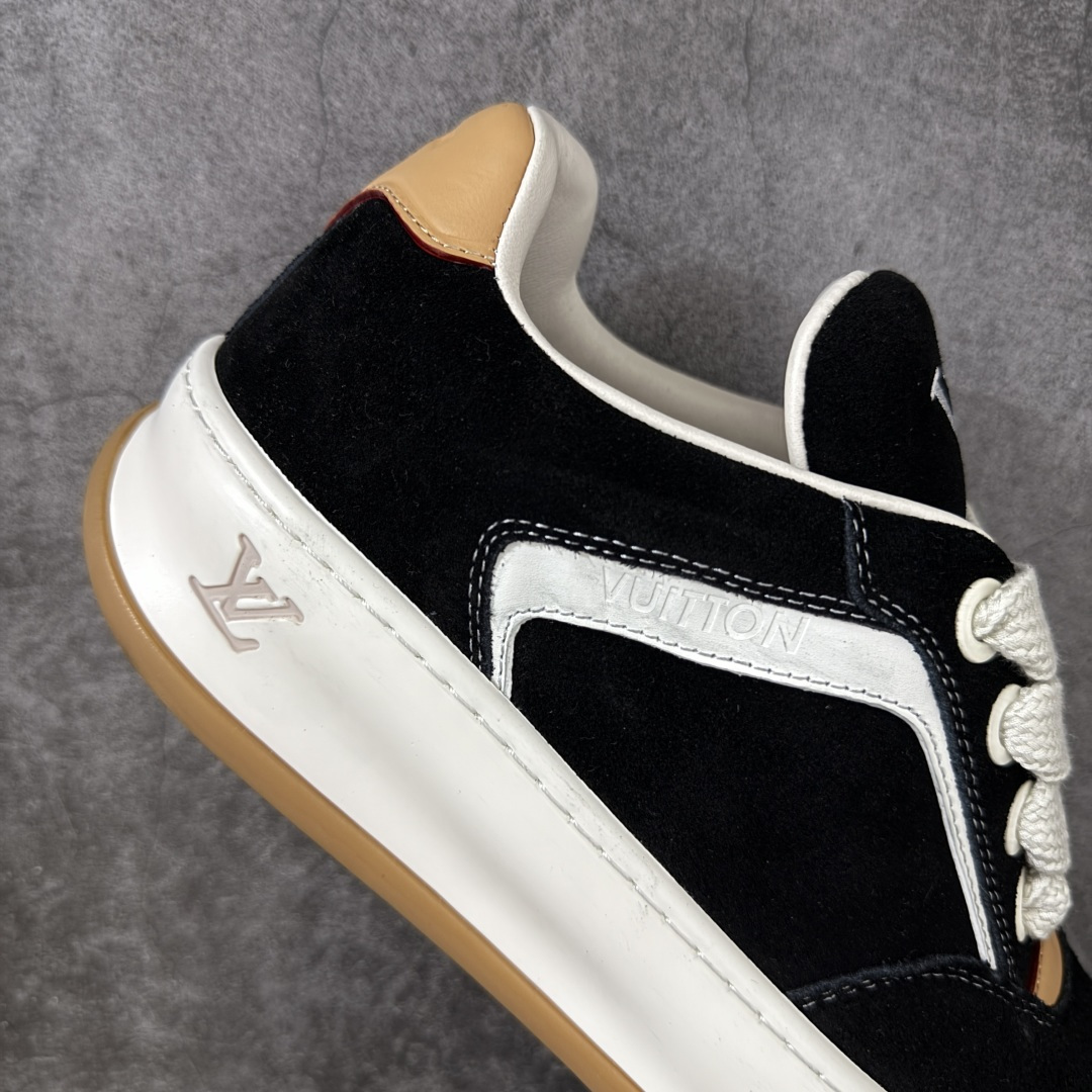 图片[7]-【XC礼盒版】LV 路易威登LOUIS VUITTON Tilted Low Sneakers 倾斜系列低帮复古休闲运动文化百搭板鞋 2026早春款板鞋 LV爆款饼干鞋 现货供应 市场第一梯队品质 细节正确版 广东原产 升级原楦型开发纸版 厚实抽屉礼品鞋盒及包装说明书防尘布袋物件(附送官方快递加固牛皮纸外盒!!)#采用Monogram 丹宁布鞋面材质#鞋垫嵌入软脚感EVA物料#后跟耐弯折滴塑支撑片#全新开发TPR光泽组合隔色鞋底❗ 尺码：38 39 40 41 42 43 44 45-选品中心
