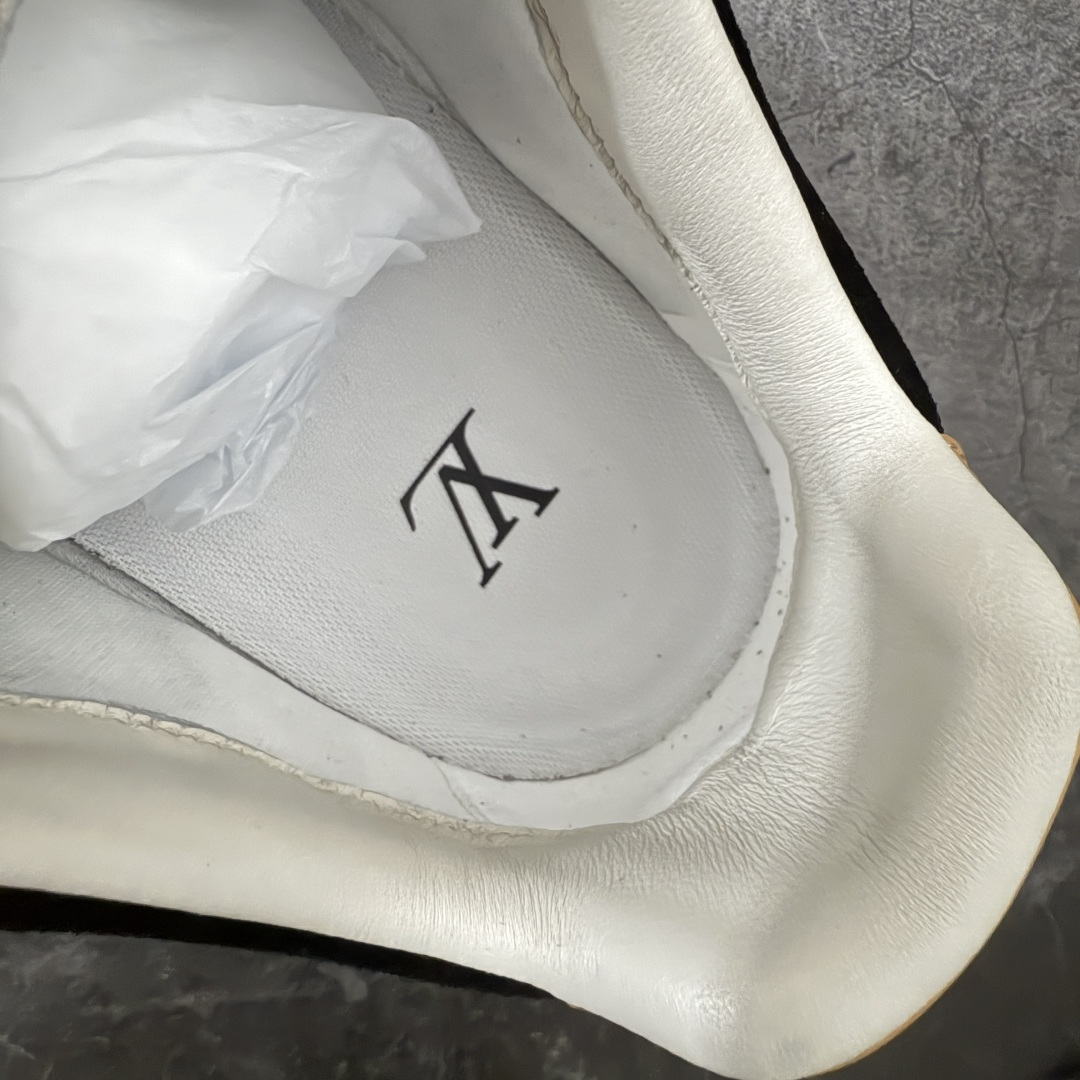 图片[8]-【XC礼盒版】LV 路易威登LOUIS VUITTON Tilted Low Sneakers 倾斜系列低帮复古休闲运动文化百搭板鞋 2026早春款板鞋 LV爆款饼干鞋 现货供应 市场第一梯队品质 细节正确版 广东原产 升级原楦型开发纸版 厚实抽屉礼品鞋盒及包装说明书防尘布袋物件(附送官方快递加固牛皮纸外盒!!)#采用Monogram 丹宁布鞋面材质#鞋垫嵌入软脚感EVA物料#后跟耐弯折滴塑支撑片#全新开发TPR光泽组合隔色鞋底❗ 尺码：38 39 40 41 42 43 44 45-选品中心