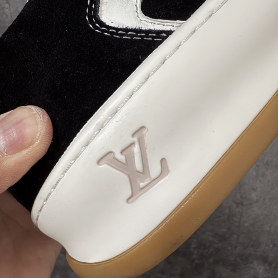图片[3]-【XC礼盒版】LV 路易威登LOUIS VUITTON Tilted Low Sneakers 倾斜系列低帮复古休闲运动文化百搭板鞋 2026早春款板鞋 LV爆款饼干鞋 现货供应 市场第一梯队品质 细节正确版 广东原产 升级原楦型开发纸版 厚实抽屉礼品鞋盒及包装说明书防尘布袋物件(附送官方快递加固牛皮纸外盒!!)#采用Monogram 丹宁布鞋面材质#鞋垫嵌入软脚感EVA物料#后跟耐弯折滴塑支撑片#全新开发TPR光泽组合隔色鞋底❗ 尺码：38 39 40 41 42 43 44 45-选品中心