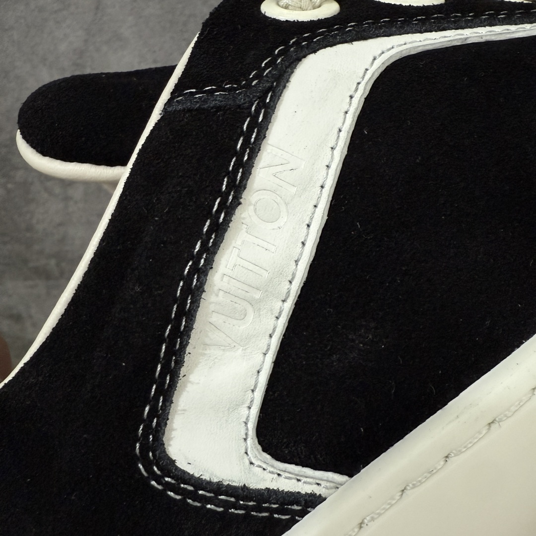 图片[4]-【XC礼盒版】LV 路易威登LOUIS VUITTON Tilted Low Sneakers 倾斜系列低帮复古休闲运动文化百搭板鞋 2026早春款板鞋 LV爆款饼干鞋 现货供应 市场第一梯队品质 细节正确版 广东原产 升级原楦型开发纸版 厚实抽屉礼品鞋盒及包装说明书防尘布袋物件(附送官方快递加固牛皮纸外盒!!)#采用Monogram 丹宁布鞋面材质#鞋垫嵌入软脚感EVA物料#后跟耐弯折滴塑支撑片#全新开发TPR光泽组合隔色鞋底❗ 尺码：38 39 40 41 42 43 44 45-选品中心