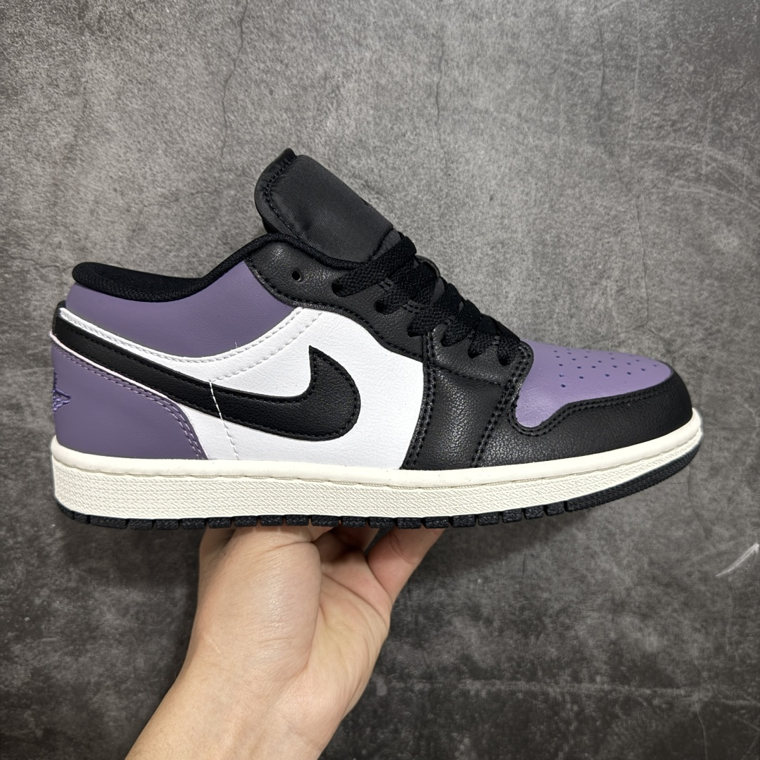 【H11纯原】Nike Air Jordan 1 Low SE AJ1舒适贴合 防滑耐磨 低帮 复古篮球鞋 男女同款 黑紫 货号:553560-081 H11纯原外贸平台特供订单 全套原纸板楦头开发 原厂特供材料配套加持 确保原汁原味 完美呈现版型 原档数据独家私模大底 男女鞋同步官方开发至47.5 原装进口轻量化鞋垫 进口港宝加持 后跟自然饱满 还原公司包裹性 鞋面采用原装数据贴合技术 全方位贴合包裹脚型 鞋跟部鞋底牵引设计 提供强大的抓地性能 更适应不同实战场地路面 尺码:35.5 36 36.5 37.5 38 38.5 39 40 40.5 41 42 42.5 43 44 45 46 47.5-选品中心