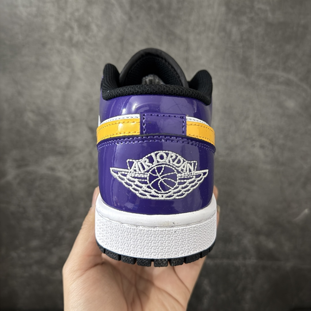 图片[4]-【H11纯原】Nike Air Jordan 1 Low SE AJ1舒适贴合 防滑耐磨 低帮 复古篮球鞋 男女同款 白紫黄 货号：IQ9389-547 H11纯原外贸平台特供订单 全套原纸板楦头开发 原厂特供材料配套加持 确保原汁原味 完美呈现版型 原档数据独家私模大底 男女鞋同步官方开发至47.5 原装进口轻量化鞋垫 进口港宝加持 后跟自然饱满 还原公司包裹性 鞋面采用原装数据贴合技术 全方位贴合包裹脚型 鞋跟部鞋底牵引设计 提供强大的抓地性能 更适应不同实战场地路面 尺码：35.5 36 36.5 37.5 38 38.5 39 40 40.5 41 42 42.5 43 44 45 46 47.5-选品中心