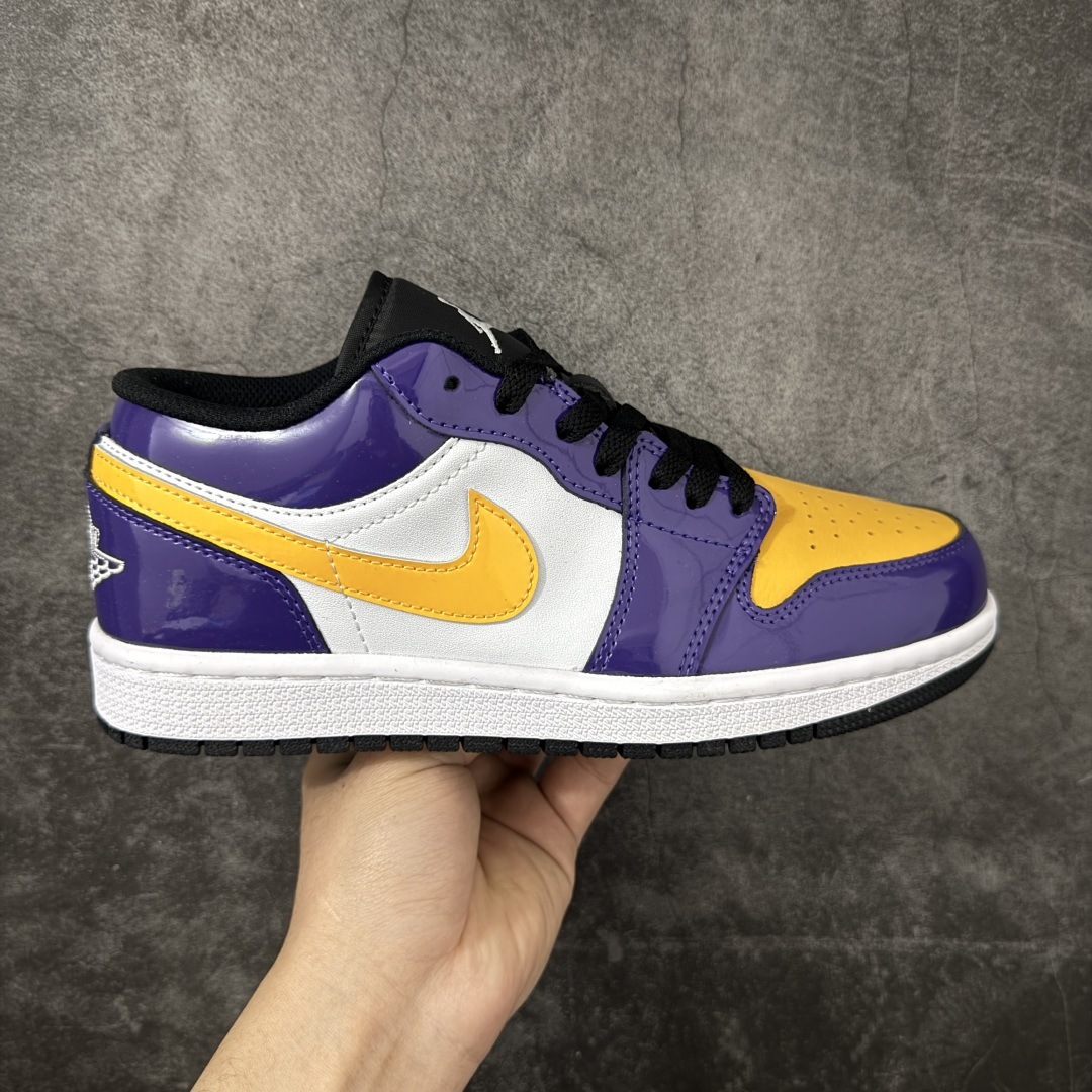 【H11纯原】Nike Air Jordan 1 Low SE AJ1舒适贴合 防滑耐磨 低帮 复古篮球鞋 男女同款 白紫黄 货号:IQ9389-547 H11纯原外贸平台特供订单 全套原纸板楦头开发 原厂特供材料配套加持 确保原汁原味 完美呈现版型 原档数据独家私模大底 男女鞋同步官方开发至47.5 原装进口轻量化鞋垫 进口港宝加持 后跟自然饱满 还原公司包裹性 鞋面采用原装数据贴合技术 全方位贴合包裹脚型 鞋跟部鞋底牵引设计 提供强大的抓地性能 更适应不同实战场地路面 尺码:35.5 36 36.5 37.5 38 38.5 39 40 40.5 41 42 42.5 43 44 45 46 47.5-选品中心