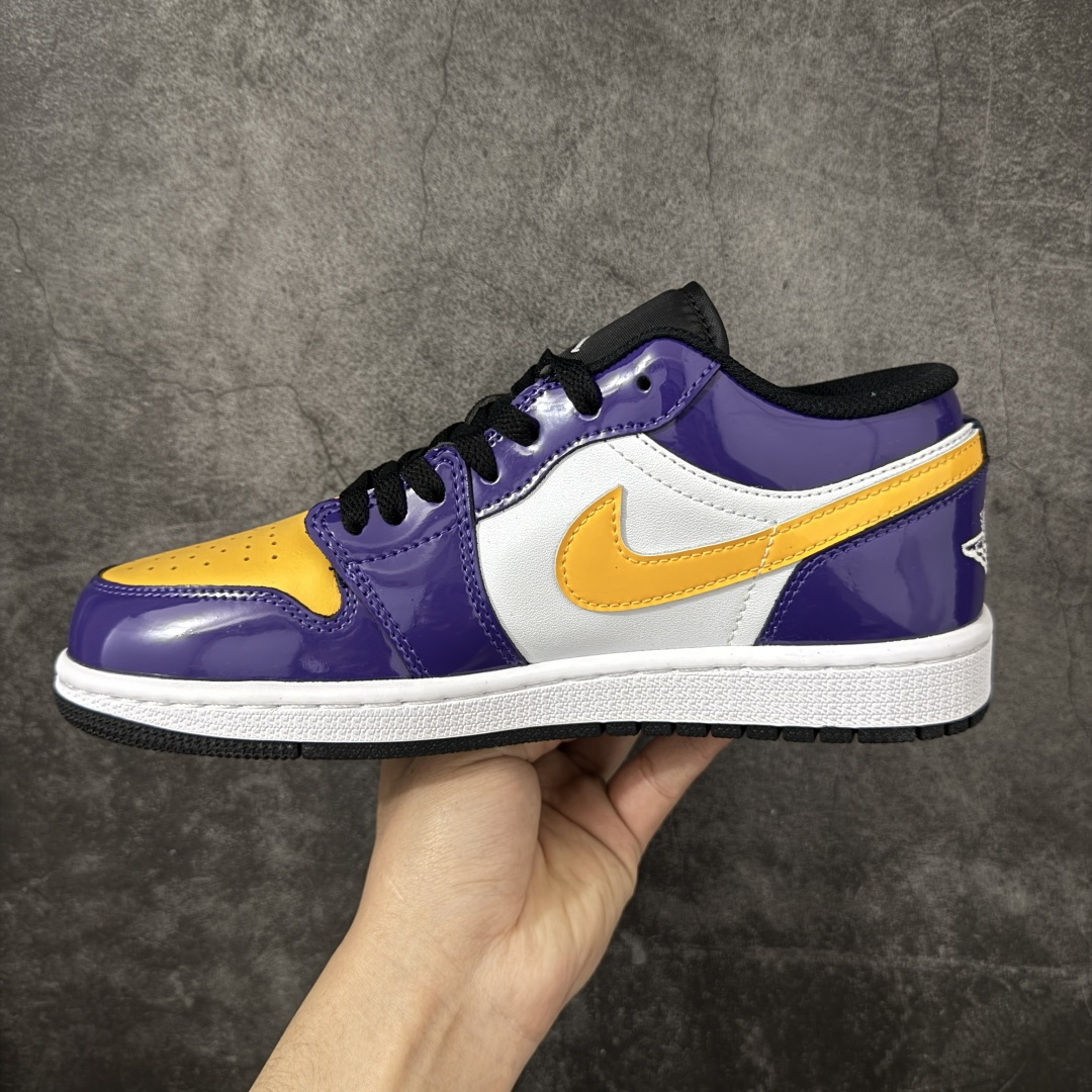 图片[2]-【H11纯原】Nike Air Jordan 1 Low SE AJ1舒适贴合 防滑耐磨 低帮 复古篮球鞋 男女同款 白紫黄 货号：IQ9389-547 H11纯原外贸平台特供订单 全套原纸板楦头开发 原厂特供材料配套加持 确保原汁原味 完美呈现版型 原档数据独家私模大底 男女鞋同步官方开发至47.5 原装进口轻量化鞋垫 进口港宝加持 后跟自然饱满 还原公司包裹性 鞋面采用原装数据贴合技术 全方位贴合包裹脚型 鞋跟部鞋底牵引设计 提供强大的抓地性能 更适应不同实战场地路面 尺码：35.5 36 36.5 37.5 38 38.5 39 40 40.5 41 42 42.5 43 44 45 46 47.5-选品中心