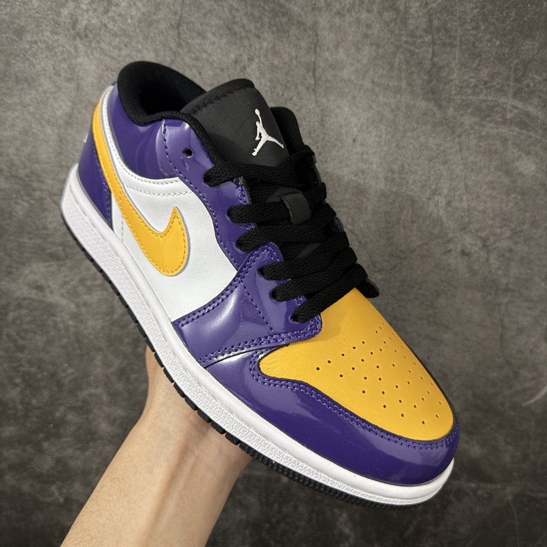 图片[3]-【H11纯原】Nike Air Jordan 1 Low SE AJ1舒适贴合 防滑耐磨 低帮 复古篮球鞋 男女同款 白紫黄 货号：IQ9389-547 H11纯原外贸平台特供订单 全套原纸板楦头开发 原厂特供材料配套加持 确保原汁原味 完美呈现版型 原档数据独家私模大底 男女鞋同步官方开发至47.5 原装进口轻量化鞋垫 进口港宝加持 后跟自然饱满 还原公司包裹性 鞋面采用原装数据贴合技术 全方位贴合包裹脚型 鞋跟部鞋底牵引设计 提供强大的抓地性能 更适应不同实战场地路面 尺码：35.5 36 36.5 37.5 38 38.5 39 40 40.5 41 42 42.5 43 44 45 46 47.5-选品中心
