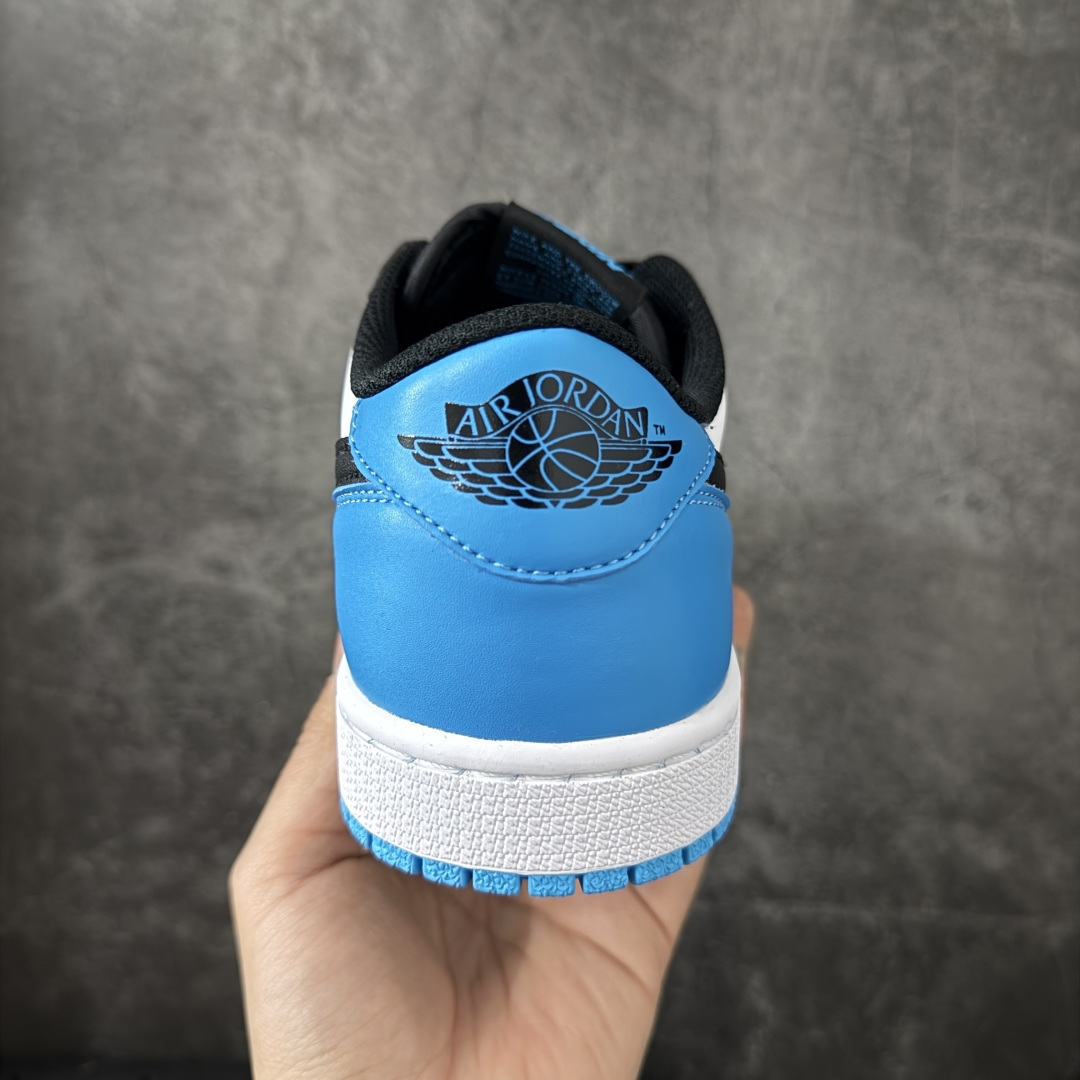 图片[4]-【H11纯原】Nike Air Jordan 1 Low OG AJ1舒适贴合 防滑耐磨 低帮 复古篮球鞋 男女同款 黑曜石 黑白蓝 货号：CZ0790-104 H11纯原外贸平台特供订单 全套原纸板楦头开发 原厂特供材料配套加持 确保原汁原味 完美呈现版型 原档数据独家私模大底 男女鞋同步官方开发至47.5 原装进口轻量化鞋垫 进口港宝加持 后跟自然饱满 还原公司包裹性 鞋面采用原装数据贴合技术 全方位贴合包裹脚型 鞋跟部鞋底牵引设计 提供强大的抓地性能 更适应不同实战场地路面 尺码：35.5 36 36.5 37.5 38 38.5 39 40 40.5 41 42 42.5 43 44 45 46 47.5-选品中心