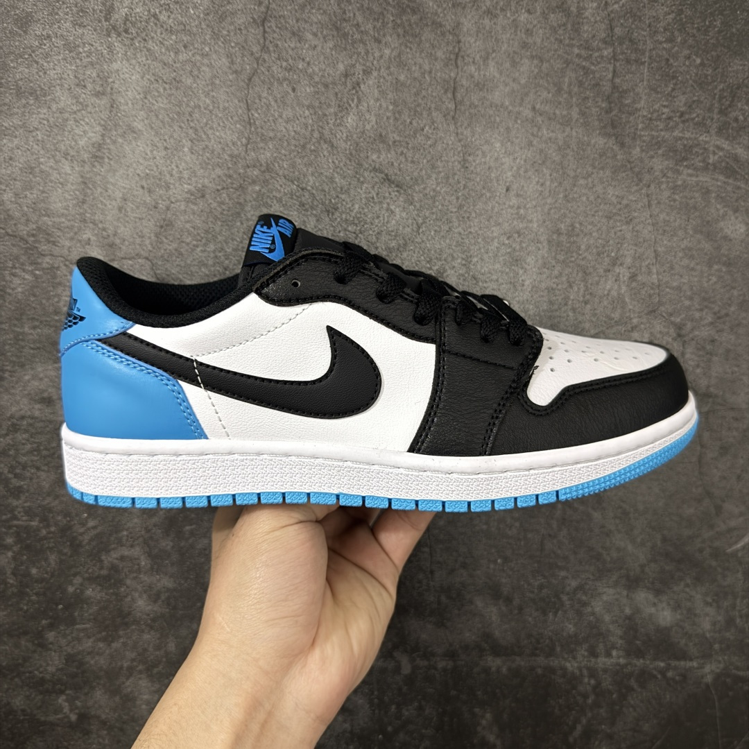 【H11纯原】Nike Air Jordan 1 Low OG AJ1舒适贴合 防滑耐磨 低帮 复古篮球鞋 男女同款 黑曜石 黑白蓝 货号:CZ0790-104 H11纯原外贸平台特供订单 全套原纸板楦头开发 原厂特供材料配套加持 确保原汁原味 完美呈现版型 原档数据独家私模大底 男女鞋同步官方开发至47.5 原装进口轻量化鞋垫 进口港宝加持 后跟自然饱满 还原公司包裹性 鞋面采用原装数据贴合技术 全方位贴合包裹脚型 鞋跟部鞋底牵引设计 提供强大的抓地性能 更适应不同实战场地路面 尺码:35.5 36 36.5 37.5 38 38.5 39 40 40.5 41 42 42.5 43 44 45 46 47.5-选品中心