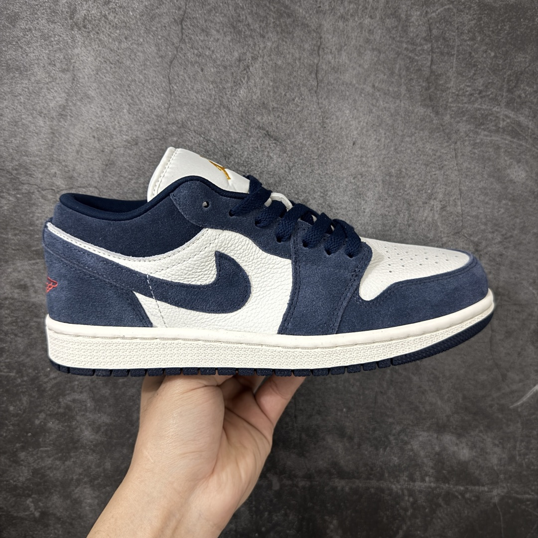 【H11纯原】Nike Air Jordan 1 Low OG AJ1舒适贴合 防滑耐磨 低帮 复古篮球鞋 男女同款 白蓝 货号:IO7448-400 H11纯原外贸平台特供订单 全套原纸板楦头开发 原厂特供材料配套加持 确保原汁原味 完美呈现版型 原档数据独家私模大底 男女鞋同步官方开发至47.5 原装进口轻量化鞋垫 进口港宝加持 后跟自然饱满 还原公司包裹性 鞋面采用原装数据贴合技术 全方位贴合包裹脚型 鞋跟部鞋底牵引设计 提供强大的抓地性能 更适应不同实战场地路面 尺码:35.5 36 36.5 37.5 38 38.5 39 40 40.5 41 42 42.5 43 44 45 46 47.5-选品中心