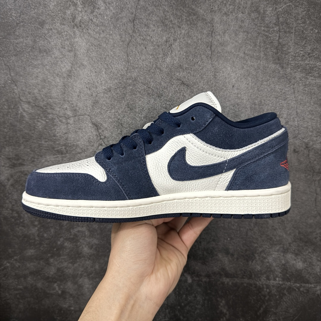 图片[2]-【H11纯原】Nike Air Jordan 1 Low OG AJ1舒适贴合 防滑耐磨 低帮 复古篮球鞋 男女同款 白蓝 货号：IO7448-400 H11纯原外贸平台特供订单 全套原纸板楦头开发 原厂特供材料配套加持 确保原汁原味 完美呈现版型 原档数据独家私模大底 男女鞋同步官方开发至47.5 原装进口轻量化鞋垫 进口港宝加持 后跟自然饱满 还原公司包裹性 鞋面采用原装数据贴合技术 全方位贴合包裹脚型 鞋跟部鞋底牵引设计 提供强大的抓地性能 更适应不同实战场地路面 尺码：35.5 36 36.5 37.5 38 38.5 39 40 40.5 41 42 42.5 43 44 45 46 47.5-选品中心