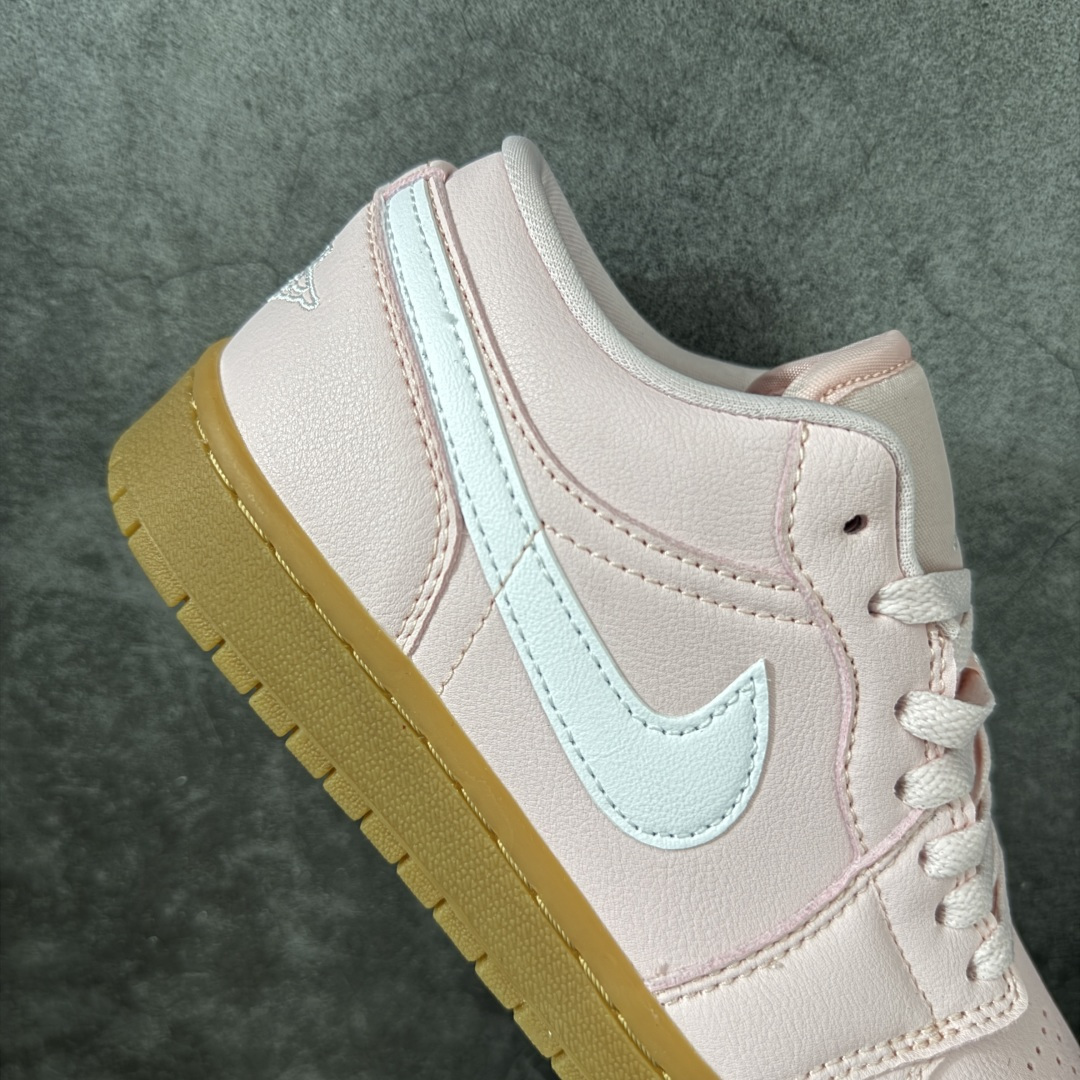 图片[7]-【H11纯原】Nike Air Jordan 1 Low OG AJ1舒适贴合 防滑耐磨 低帮 复古篮球鞋 男女同款 粉白生胶 货号：DC0774-601 H11纯原外贸平台特供订单 全套原纸板楦头开发 原厂特供材料配套加持 确保原汁原味 完美呈现版型 原档数据独家私模大底 男女鞋同步官方开发至47.5 原装进口轻量化鞋垫 进口港宝加持 后跟自然饱满 还原公司包裹性 鞋面采用原装数据贴合技术 全方位贴合包裹脚型 鞋跟部鞋底牵引设计 提供强大的抓地性能 更适应不同实战场地路面 尺码：35.5 36 36.5 37.5 38 38.5 39 40 40.5 41 42 42.5 43 44 45 46 47.5-选品中心