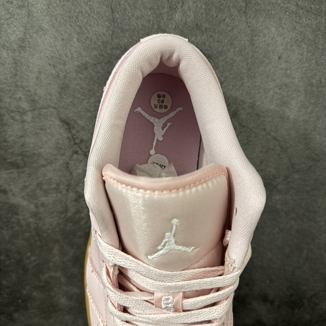 图片[8]-【H11纯原】Nike Air Jordan 1 Low OG AJ1舒适贴合 防滑耐磨 低帮 复古篮球鞋 男女同款 粉白生胶 货号：DC0774-601 H11纯原外贸平台特供订单 全套原纸板楦头开发 原厂特供材料配套加持 确保原汁原味 完美呈现版型 原档数据独家私模大底 男女鞋同步官方开发至47.5 原装进口轻量化鞋垫 进口港宝加持 后跟自然饱满 还原公司包裹性 鞋面采用原装数据贴合技术 全方位贴合包裹脚型 鞋跟部鞋底牵引设计 提供强大的抓地性能 更适应不同实战场地路面 尺码：35.5 36 36.5 37.5 38 38.5 39 40 40.5 41 42 42.5 43 44 45 46 47.5-选品中心