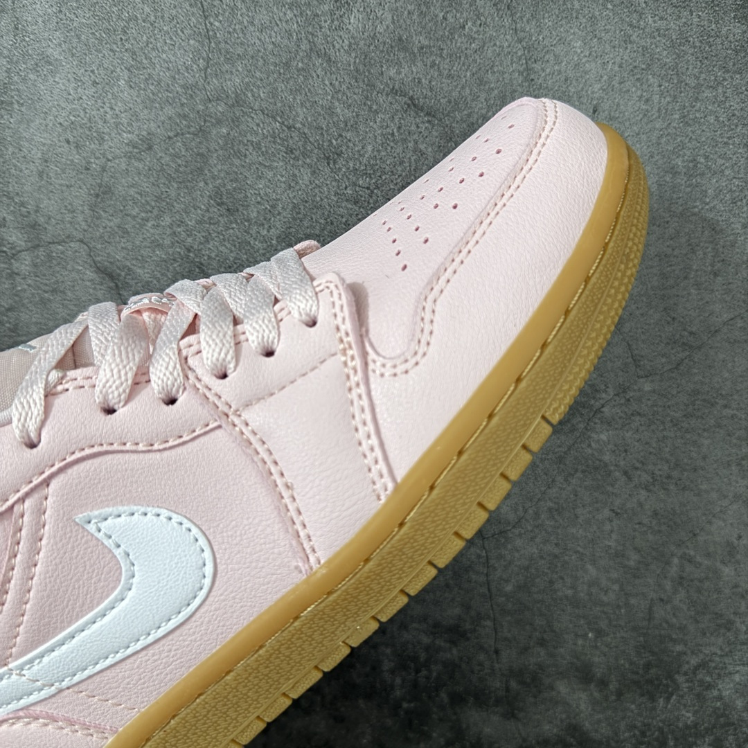 图片[6]-【H11纯原】Nike Air Jordan 1 Low OG AJ1舒适贴合 防滑耐磨 低帮 复古篮球鞋 男女同款 粉白生胶 货号：DC0774-601 H11纯原外贸平台特供订单 全套原纸板楦头开发 原厂特供材料配套加持 确保原汁原味 完美呈现版型 原档数据独家私模大底 男女鞋同步官方开发至47.5 原装进口轻量化鞋垫 进口港宝加持 后跟自然饱满 还原公司包裹性 鞋面采用原装数据贴合技术 全方位贴合包裹脚型 鞋跟部鞋底牵引设计 提供强大的抓地性能 更适应不同实战场地路面 尺码：35.5 36 36.5 37.5 38 38.5 39 40 40.5 41 42 42.5 43 44 45 46 47.5-选品中心