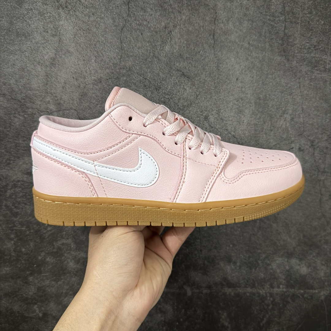 【H11纯原】Nike Air Jordan 1 Low OG AJ1舒适贴合 防滑耐磨 低帮 复古篮球鞋 男女同款 粉白生胶 货号:DC0774-601 H11纯原外贸平台特供订单 全套原纸板楦头开发 原厂特供材料配套加持 确保原汁原味 完美呈现版型 原档数据独家私模大底 男女鞋同步官方开发至47.5 原装进口轻量化鞋垫 进口港宝加持 后跟自然饱满 还原公司包裹性 鞋面采用原装数据贴合技术 全方位贴合包裹脚型 鞋跟部鞋底牵引设计 提供强大的抓地性能 更适应不同实战场地路面 尺码:35.5 36 36.5 37.5 38 38.5 39 40 40.5 41 42 42.5 43 44 45 46 47.5-选品中心
