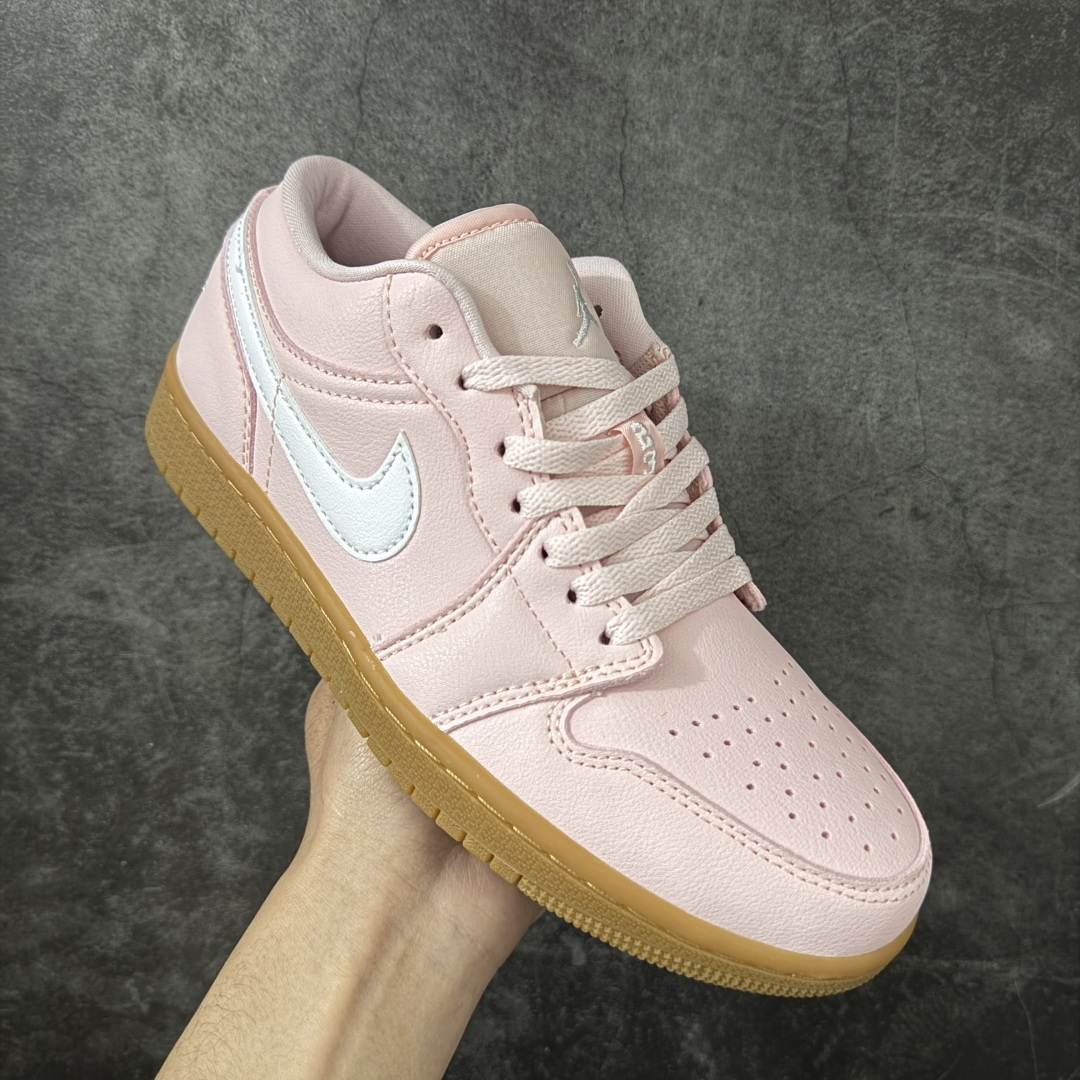 图片[3]-【H11纯原】Nike Air Jordan 1 Low OG AJ1舒适贴合 防滑耐磨 低帮 复古篮球鞋 男女同款 粉白生胶 货号：DC0774-601 H11纯原外贸平台特供订单 全套原纸板楦头开发 原厂特供材料配套加持 确保原汁原味 完美呈现版型 原档数据独家私模大底 男女鞋同步官方开发至47.5 原装进口轻量化鞋垫 进口港宝加持 后跟自然饱满 还原公司包裹性 鞋面采用原装数据贴合技术 全方位贴合包裹脚型 鞋跟部鞋底牵引设计 提供强大的抓地性能 更适应不同实战场地路面 尺码：35.5 36 36.5 37.5 38 38.5 39 40 40.5 41 42 42.5 43 44 45 46 47.5-选品中心