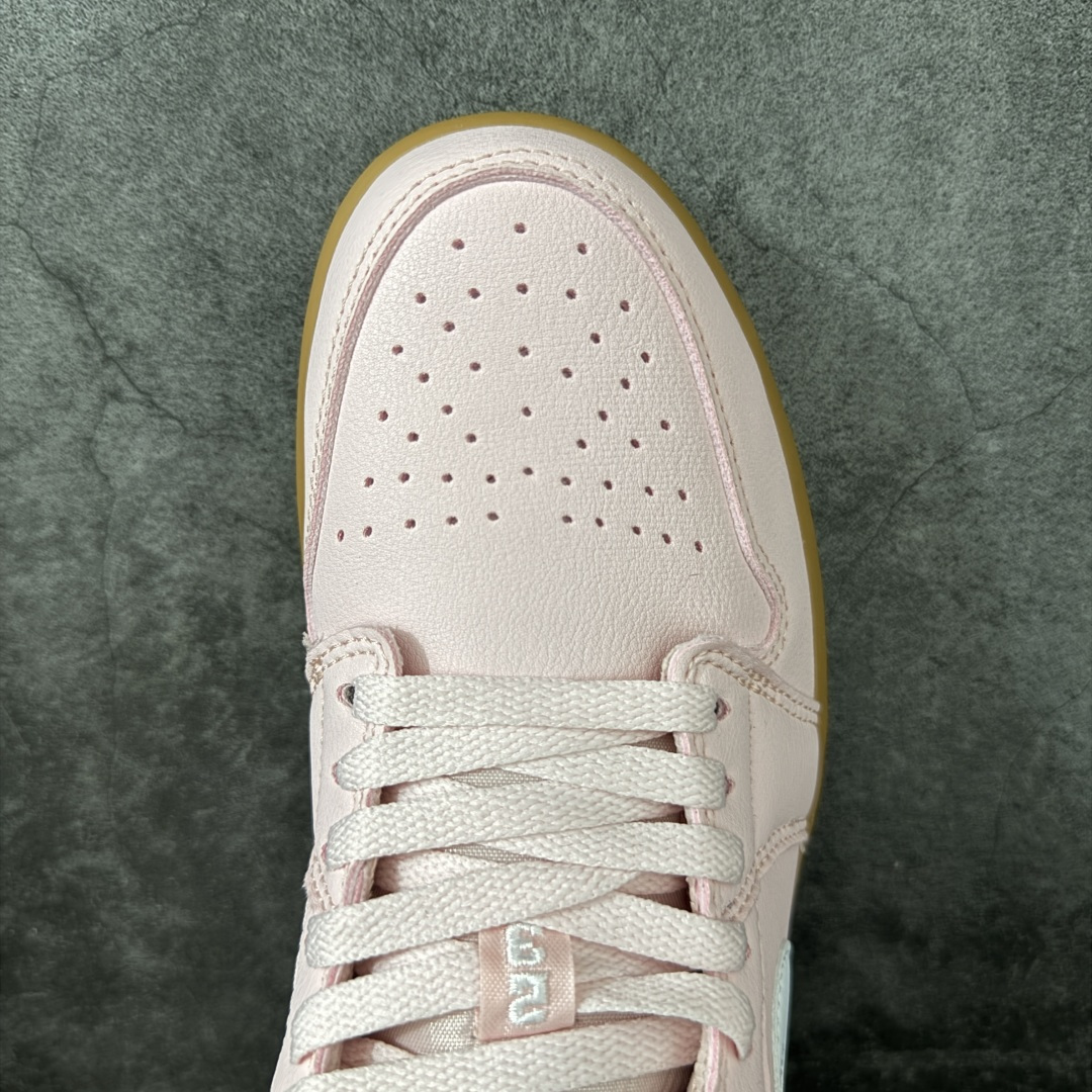 图片[5]-【H11纯原】Nike Air Jordan 1 Low OG AJ1舒适贴合 防滑耐磨 低帮 复古篮球鞋 男女同款 粉白生胶 货号：DC0774-601 H11纯原外贸平台特供订单 全套原纸板楦头开发 原厂特供材料配套加持 确保原汁原味 完美呈现版型 原档数据独家私模大底 男女鞋同步官方开发至47.5 原装进口轻量化鞋垫 进口港宝加持 后跟自然饱满 还原公司包裹性 鞋面采用原装数据贴合技术 全方位贴合包裹脚型 鞋跟部鞋底牵引设计 提供强大的抓地性能 更适应不同实战场地路面 尺码：35.5 36 36.5 37.5 38 38.5 39 40 40.5 41 42 42.5 43 44 45 46 47.5-选品中心