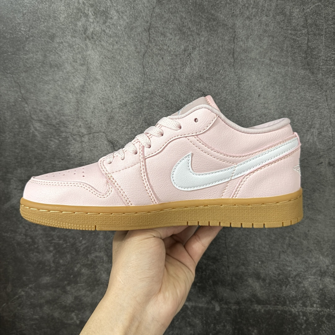 图片[2]-【H11纯原】Nike Air Jordan 1 Low OG AJ1舒适贴合 防滑耐磨 低帮 复古篮球鞋 男女同款 粉白生胶 货号：DC0774-601 H11纯原外贸平台特供订单 全套原纸板楦头开发 原厂特供材料配套加持 确保原汁原味 完美呈现版型 原档数据独家私模大底 男女鞋同步官方开发至47.5 原装进口轻量化鞋垫 进口港宝加持 后跟自然饱满 还原公司包裹性 鞋面采用原装数据贴合技术 全方位贴合包裹脚型 鞋跟部鞋底牵引设计 提供强大的抓地性能 更适应不同实战场地路面 尺码：35.5 36 36.5 37.5 38 38.5 39 40 40.5 41 42 42.5 43 44 45 46 47.5-选品中心