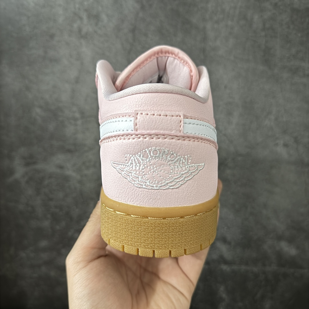 图片[4]-【H11纯原】Nike Air Jordan 1 Low OG AJ1舒适贴合 防滑耐磨 低帮 复古篮球鞋 男女同款 粉白生胶 货号：DC0774-601 H11纯原外贸平台特供订单 全套原纸板楦头开发 原厂特供材料配套加持 确保原汁原味 完美呈现版型 原档数据独家私模大底 男女鞋同步官方开发至47.5 原装进口轻量化鞋垫 进口港宝加持 后跟自然饱满 还原公司包裹性 鞋面采用原装数据贴合技术 全方位贴合包裹脚型 鞋跟部鞋底牵引设计 提供强大的抓地性能 更适应不同实战场地路面 尺码：35.5 36 36.5 37.5 38 38.5 39 40 40.5 41 42 42.5 43 44 45 46 47.5-选品中心