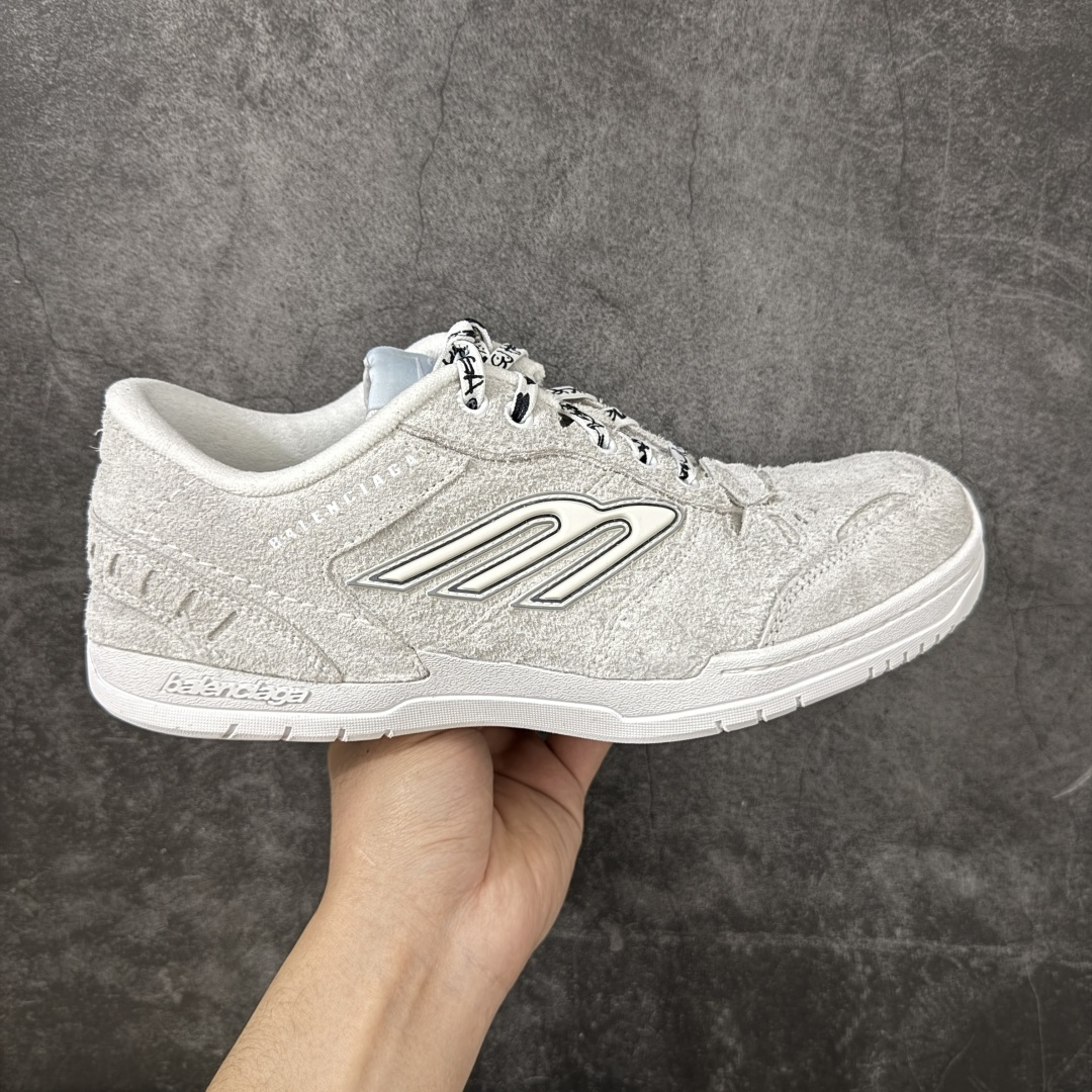 【XA纯原版】Balenciaga Hamptons Worn-Out 巴黎世家十八18代 涤纶(聚酯纤维)牛皮革 圆头系带 低帮 生活休闲鞋板鞋 全套原纸板楦头开发 最原汁原味的灵魂版型 全鞋荧光划线卡点 胶水把控整洁度追求极致完美 每一双都是工艺品 多重QC质检 超越公司货的品控标准 实实在在的免检产品 原盒原配 正确字体电绣 粗细、位置、大小正确 侧边TPU 透气孔匹配意产原版 正确分离大底 TPU软底 原版一致大底LOGO 立体感十足 原厂皮料水洗做旧 采购原厂网纱 偏大一码 尺码:35 36 37 38 39 40 41 42 43 44 45 46-选品中心