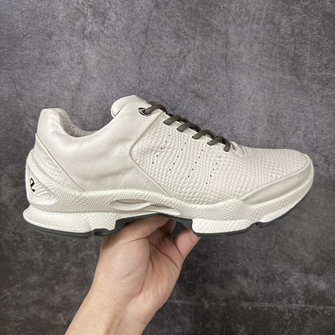 【莞顶纯原版】Ecco爱步 Biom C 牛皮 户外运动 健步 轻盈舒适 减震耐磨 低帮 登山鞋/徒步鞋 独家注塑工艺 渠道原单 实体代购指定版本 真全头层牛皮 PK市面上任何版本 现货供应 进口原料牛皮 莞产超级顶货 新配色陆续上架 产品只会越做越漂亮 鞋头采用原版一致工艺 又甩又用线条的效果目前这个技术市面上的任何版本都达不到这个效果 原版私模开发 细节一步到位不敢说百分百 保证有百分之98还原 慢工出细活 好的产品不怕晚 这次的开发针对艺术家 收藏家 高品质 的人群 水染粒面小牛皮材质 和针车间距都是极致还原 顶级头层的小牛皮 质感无敌 奢侈品的触感 搭配专柜最新全套包装 双种配件卡片 细节诠释 一件不落 不计成本的打磨产品的细节 再微小的细节也会还原 ECCO以三大核心特征为依托:北欧设计风格、鞋履制作、积极的生活方式。北欧设计风格:北欧设计特点是独特、有格调、实用和简约,并且品质优良。鞋履制作:ECCO钟爱鞋履制作以及一切与鞋履制作相关的事物。积极的生活方式:ECCO的创始人希望制作出的鞋履无需磨合,即可完美贴合脚型,帮助人们享受行走的乐趣。ECCO的成功源自其产品质量和创新的技术水平,恪守“鞋遵循双足”的设计理念,将的舒适度和风格融为一体。ECCO跑遍全世界寻找创新的原料。从制革制鞋一体化的设置,源头上控制皮革质量,确保对人体无害。 尺码: 39 40 41 42 43 44 45(皮鞋码)-选品中心