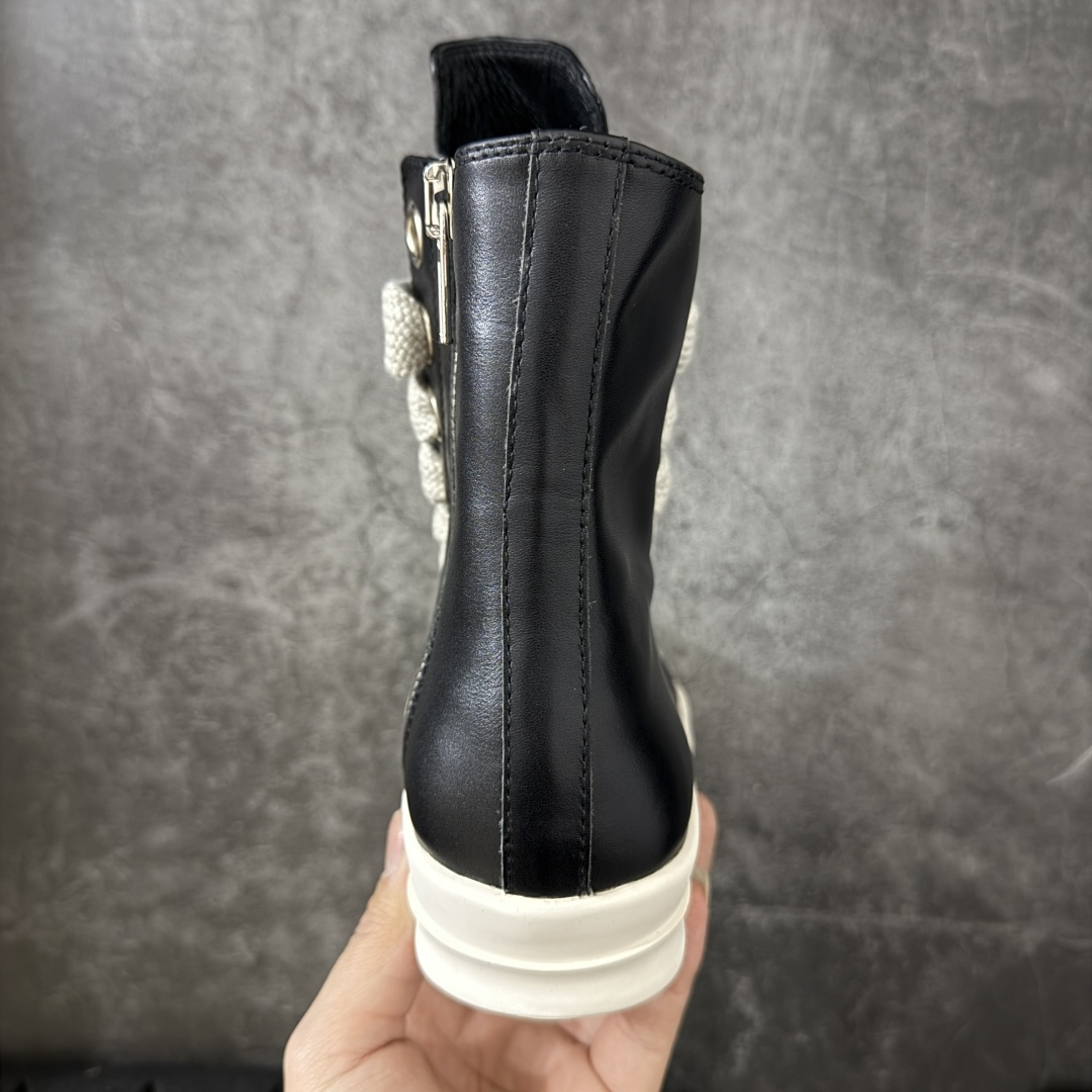 图片[4]-【YS纯原】广奢高端货 · Rick Owens DRKSHDW Ro经典高帮粗绑带鞋 ✦ DRKSHDW 支线标志性低帮轮廓 ✦ 新版底模，比例自然协调 ✦ 整体风格克制耐看，日常搭配度高 ✦ 鞋面采用斜纹帆布材质 ✦ 织纹密度与间距按原版规格还原 ✦ DRKSHDW 字体立体凸起，色差控制到位 ✦ 鞋型线条顺直，结构稳定不塌 ✦ 上脚舒适，通勤、日常均友好 ✦ 1：1 规格礼盒包装，整体分量扎实 ✦ 定制 Rick Owens 保护盒 ✦ 日文 / 英文双语配件卡片齐全 ✦ 鞋盒翻盖结构 ✦ 三标配置，正面与底部细节同步 ✦ 注重细节打磨，整体完成度高 尺码：38 39 40 41 42 43 44 45-选品中心