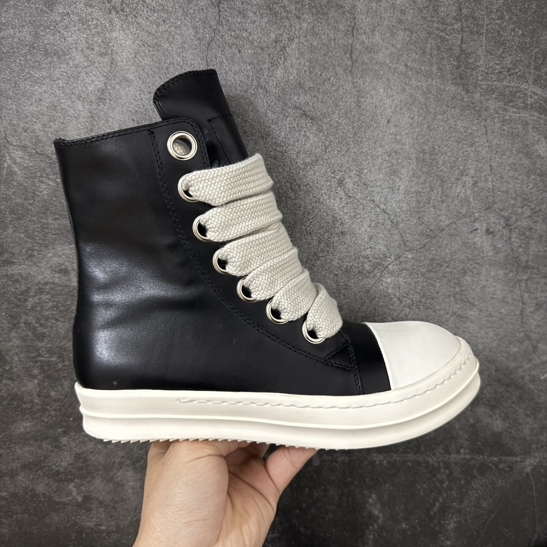 【YS纯原】广奢高端货 · Rick Owens DRKSHDW Ro经典高帮粗绑带鞋 ✦ DRKSHDW 支线标志性低帮轮廓 ✦ 新版底模,比例自然协调 ✦ 整体风格克制耐看,日常搭配度高 ✦ 鞋面采用斜纹帆布材质 ✦ 织纹密度与间距按原版规格还原 ✦ DRKSHDW 字体立体凸起,色差控制到位 ✦ 鞋型线条顺直,结构稳定不塌 ✦ 上脚舒适,通勤、日常均友好 ✦ 1:1 规格礼盒包装,整体分量扎实 ✦ 定制 Rick Owens 保护盒 ✦ 日文 / 英文双语配件卡片齐全 ✦ 鞋盒翻盖结构 ✦ 三标配置,正面与底部细节同步 ✦ 注重细节打磨,整体完成度高 尺码:38 39 40 41 42 43 44 45-选品中心