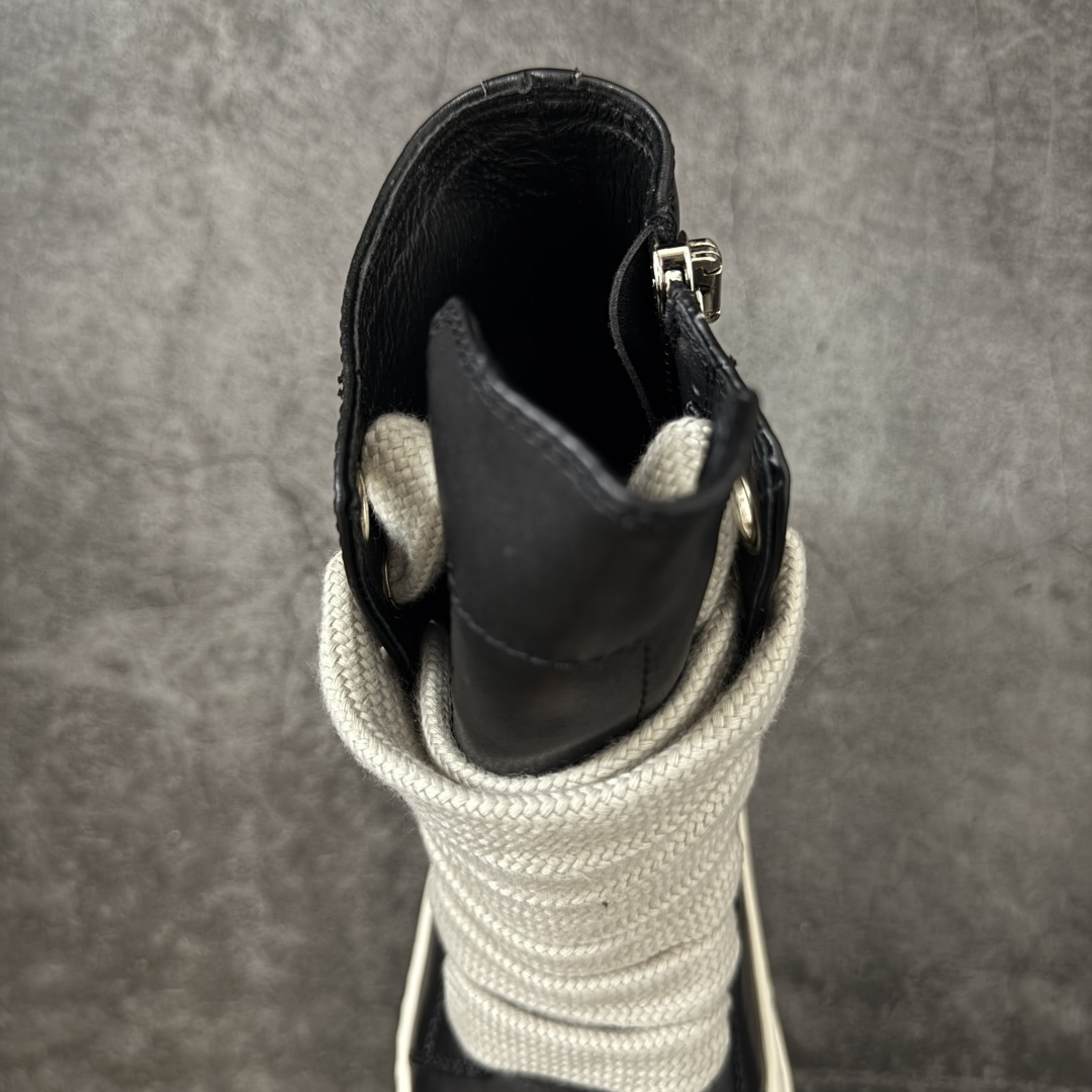 图片[8]-【YS纯原】广奢高端货 · Rick Owens DRKSHDW Ro经典高帮粗绑带鞋 ✦ DRKSHDW 支线标志性低帮轮廓 ✦ 新版底模，比例自然协调 ✦ 整体风格克制耐看，日常搭配度高 ✦ 鞋面采用斜纹帆布材质 ✦ 织纹密度与间距按原版规格还原 ✦ DRKSHDW 字体立体凸起，色差控制到位 ✦ 鞋型线条顺直，结构稳定不塌 ✦ 上脚舒适，通勤、日常均友好 ✦ 1：1 规格礼盒包装，整体分量扎实 ✦ 定制 Rick Owens 保护盒 ✦ 日文 / 英文双语配件卡片齐全 ✦ 鞋盒翻盖结构 ✦ 三标配置，正面与底部细节同步 ✦ 注重细节打磨，整体完成度高 尺码：38 39 40 41 42 43 44 45-选品中心