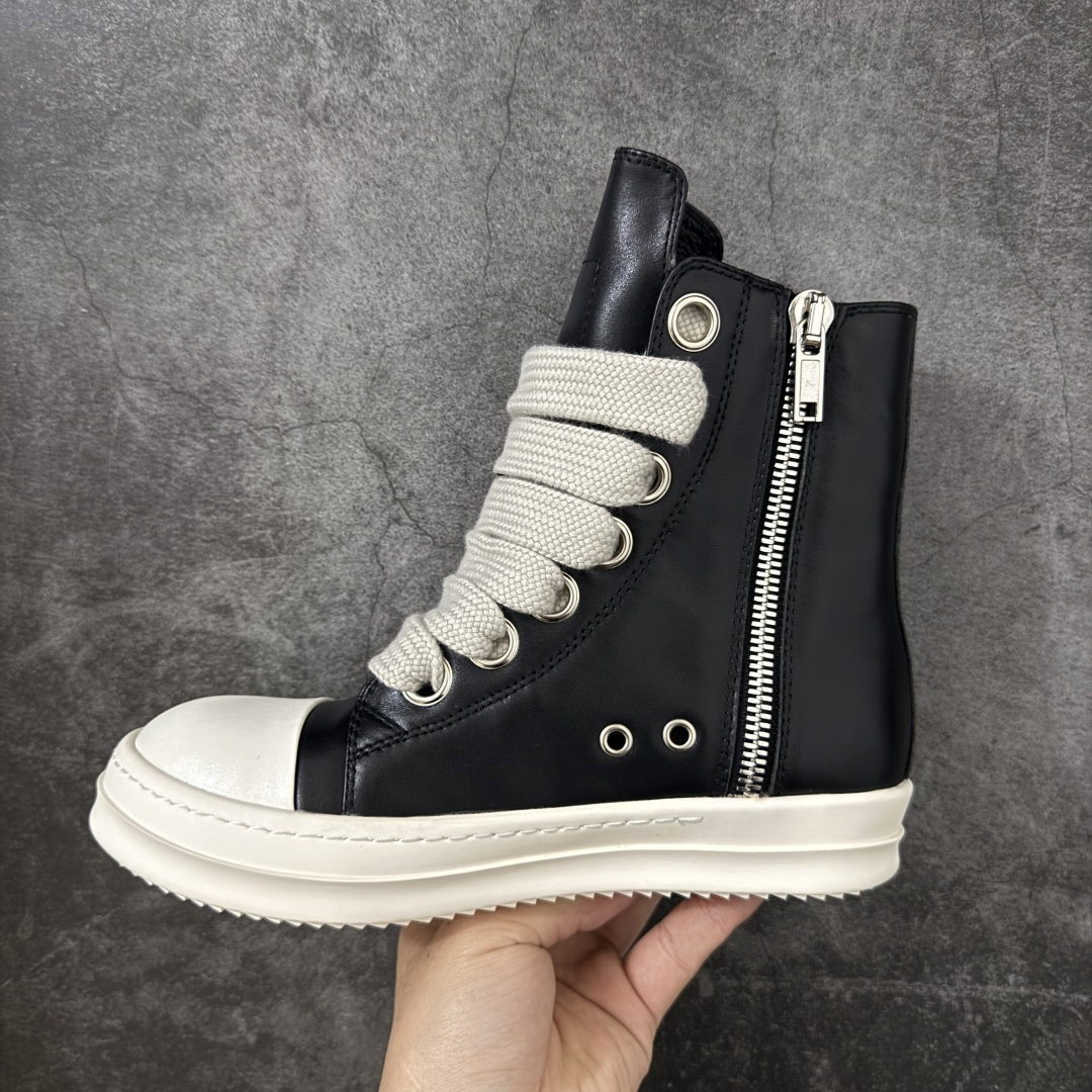 图片[2]-【YS纯原】广奢高端货 · Rick Owens DRKSHDW Ro经典高帮粗绑带鞋 ✦ DRKSHDW 支线标志性低帮轮廓 ✦ 新版底模，比例自然协调 ✦ 整体风格克制耐看，日常搭配度高 ✦ 鞋面采用斜纹帆布材质 ✦ 织纹密度与间距按原版规格还原 ✦ DRKSHDW 字体立体凸起，色差控制到位 ✦ 鞋型线条顺直，结构稳定不塌 ✦ 上脚舒适，通勤、日常均友好 ✦ 1：1 规格礼盒包装，整体分量扎实 ✦ 定制 Rick Owens 保护盒 ✦ 日文 / 英文双语配件卡片齐全 ✦ 鞋盒翻盖结构 ✦ 三标配置，正面与底部细节同步 ✦ 注重细节打磨，整体完成度高 尺码：38 39 40 41 42 43 44 45-选品中心