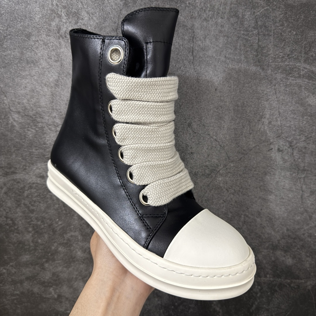 图片[3]-【YS纯原】广奢高端货 · Rick Owens DRKSHDW Ro经典高帮粗绑带鞋 ✦ DRKSHDW 支线标志性低帮轮廓 ✦ 新版底模，比例自然协调 ✦ 整体风格克制耐看，日常搭配度高 ✦ 鞋面采用斜纹帆布材质 ✦ 织纹密度与间距按原版规格还原 ✦ DRKSHDW 字体立体凸起，色差控制到位 ✦ 鞋型线条顺直，结构稳定不塌 ✦ 上脚舒适，通勤、日常均友好 ✦ 1：1 规格礼盒包装，整体分量扎实 ✦ 定制 Rick Owens 保护盒 ✦ 日文 / 英文双语配件卡片齐全 ✦ 鞋盒翻盖结构 ✦ 三标配置，正面与底部细节同步 ✦ 注重细节打磨，整体完成度高 尺码：38 39 40 41 42 43 44 45-选品中心