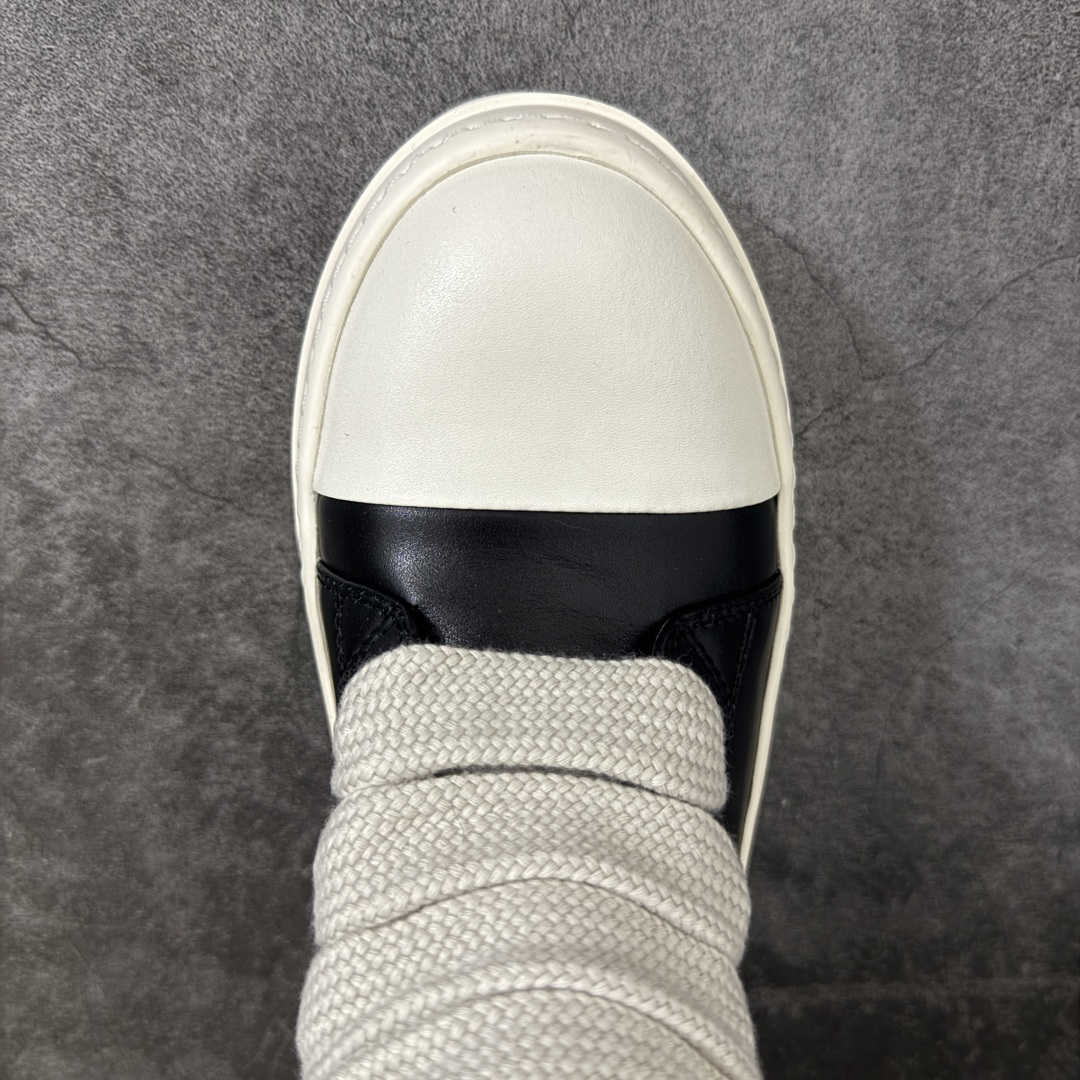 图片[5]-【YS纯原】广奢高端货 · Rick Owens DRKSHDW Ro经典高帮粗绑带鞋 ✦ DRKSHDW 支线标志性低帮轮廓 ✦ 新版底模，比例自然协调 ✦ 整体风格克制耐看，日常搭配度高 ✦ 鞋面采用斜纹帆布材质 ✦ 织纹密度与间距按原版规格还原 ✦ DRKSHDW 字体立体凸起，色差控制到位 ✦ 鞋型线条顺直，结构稳定不塌 ✦ 上脚舒适，通勤、日常均友好 ✦ 1：1 规格礼盒包装，整体分量扎实 ✦ 定制 Rick Owens 保护盒 ✦ 日文 / 英文双语配件卡片齐全 ✦ 鞋盒翻盖结构 ✦ 三标配置，正面与底部细节同步 ✦ 注重细节打磨，整体完成度高 尺码：38 39 40 41 42 43 44 45-选品中心