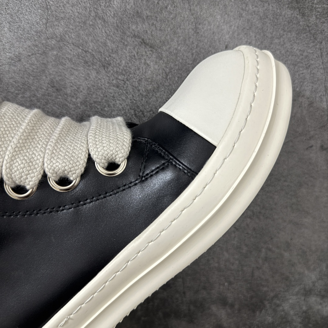 图片[6]-【YS纯原】广奢高端货 · Rick Owens DRKSHDW Ro经典高帮粗绑带鞋 ✦ DRKSHDW 支线标志性低帮轮廓 ✦ 新版底模，比例自然协调 ✦ 整体风格克制耐看，日常搭配度高 ✦ 鞋面采用斜纹帆布材质 ✦ 织纹密度与间距按原版规格还原 ✦ DRKSHDW 字体立体凸起，色差控制到位 ✦ 鞋型线条顺直，结构稳定不塌 ✦ 上脚舒适，通勤、日常均友好 ✦ 1：1 规格礼盒包装，整体分量扎实 ✦ 定制 Rick Owens 保护盒 ✦ 日文 / 英文双语配件卡片齐全 ✦ 鞋盒翻盖结构 ✦ 三标配置，正面与底部细节同步 ✦ 注重细节打磨，整体完成度高 尺码：38 39 40 41 42 43 44 45-选品中心