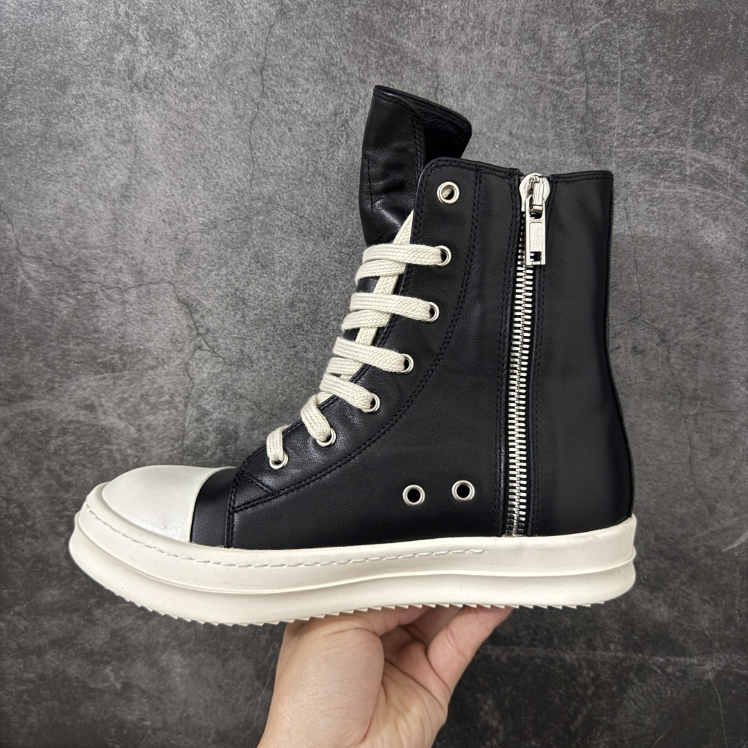 图片[2]-【YS纯原】广奢高端货 · Rick Owens DRKSHDW Ro经典低帮帆布鞋 ✦ DRKSHDW 支线标志性低帮轮廓 ✦ 新版底模，比例自然协调 ✦ 整体风格克制耐看，日常搭配度高 ✦ 鞋面采用斜纹帆布材质 ✦ 织纹密度与间距按原版规格还原 ✦ DRKSHDW 字体立体凸起，色差控制到位 ✦ 鞋型线条顺直，结构稳定不塌 ✦ 上脚舒适，通勤、日常均友好 ✦ 1：1 规格礼盒包装，整体分量扎实 ✦ 定制 Rick Owens 保护盒 ✦ 日文 / 英文双语配件卡片齐全 ✦ 鞋盒翻盖结构 ✦ 三标配置，正面与底部细节同步 ✦ 注重细节打磨，整体完成度高 尺码：38 39 40 41 42 43 44 45-选品中心