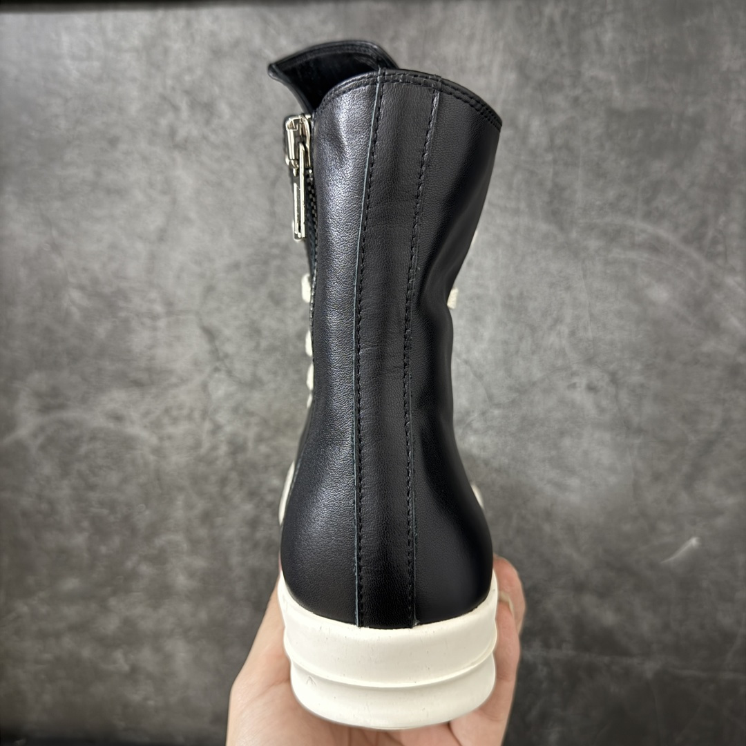 图片[4]-【YS纯原】广奢高端货 · Rick Owens DRKSHDW Ro经典低帮帆布鞋 ✦ DRKSHDW 支线标志性低帮轮廓 ✦ 新版底模，比例自然协调 ✦ 整体风格克制耐看，日常搭配度高 ✦ 鞋面采用斜纹帆布材质 ✦ 织纹密度与间距按原版规格还原 ✦ DRKSHDW 字体立体凸起，色差控制到位 ✦ 鞋型线条顺直，结构稳定不塌 ✦ 上脚舒适，通勤、日常均友好 ✦ 1：1 规格礼盒包装，整体分量扎实 ✦ 定制 Rick Owens 保护盒 ✦ 日文 / 英文双语配件卡片齐全 ✦ 鞋盒翻盖结构 ✦ 三标配置，正面与底部细节同步 ✦ 注重细节打磨，整体完成度高 尺码：38 39 40 41 42 43 44 45-选品中心