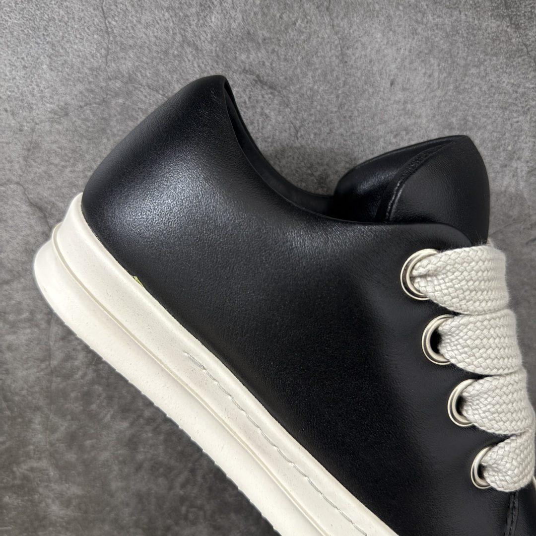 图片[7]-【YS纯原】广奢高端货 · Rick Owens DRKSHDW Ro经典低帮胖丁黑白粗绑带 ✦ DRKSHDW 支线标志性低帮轮廓 ✦ 新版底模，比例自然协调 ✦ 整体风格克制耐看，日常搭配度高 ✦ 鞋面采用斜纹帆布材质 ✦ 织纹密度与间距按原版规格还原 ✦ DRKSHDW 字体立体凸起，色差控制到位 ✦ 鞋型线条顺直，结构稳定不塌 ✦ 上脚舒适，通勤、日常均友好 ✦ 1：1 规格礼盒包装，整体分量扎实 ✦ 定制 Rick Owens 保护盒 ✦ 日文 / 英文双语配件卡片齐全 ✦ 鞋盒翻盖结构 ✦ 三标配置，正面与底部细节同步 ✦ 注重细节打磨，整体完成度高 尺码：38 39 40 41 42 43 44 45-选品中心