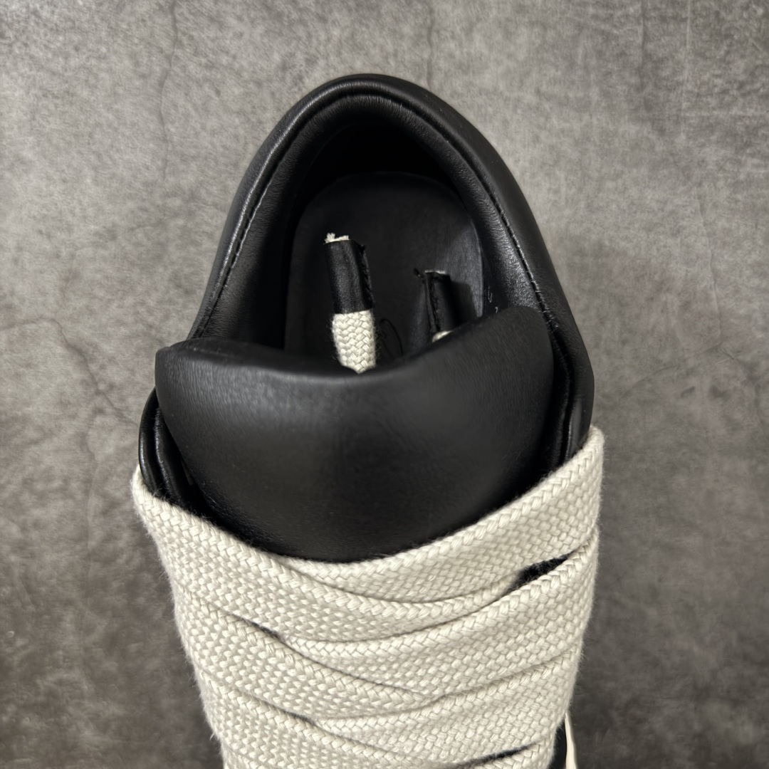 图片[8]-【YS纯原】广奢高端货 · Rick Owens DRKSHDW Ro经典低帮胖丁黑白粗绑带 ✦ DRKSHDW 支线标志性低帮轮廓 ✦ 新版底模，比例自然协调 ✦ 整体风格克制耐看，日常搭配度高 ✦ 鞋面采用斜纹帆布材质 ✦ 织纹密度与间距按原版规格还原 ✦ DRKSHDW 字体立体凸起，色差控制到位 ✦ 鞋型线条顺直，结构稳定不塌 ✦ 上脚舒适，通勤、日常均友好 ✦ 1：1 规格礼盒包装，整体分量扎实 ✦ 定制 Rick Owens 保护盒 ✦ 日文 / 英文双语配件卡片齐全 ✦ 鞋盒翻盖结构 ✦ 三标配置，正面与底部细节同步 ✦ 注重细节打磨，整体完成度高 尺码：38 39 40 41 42 43 44 45-选品中心