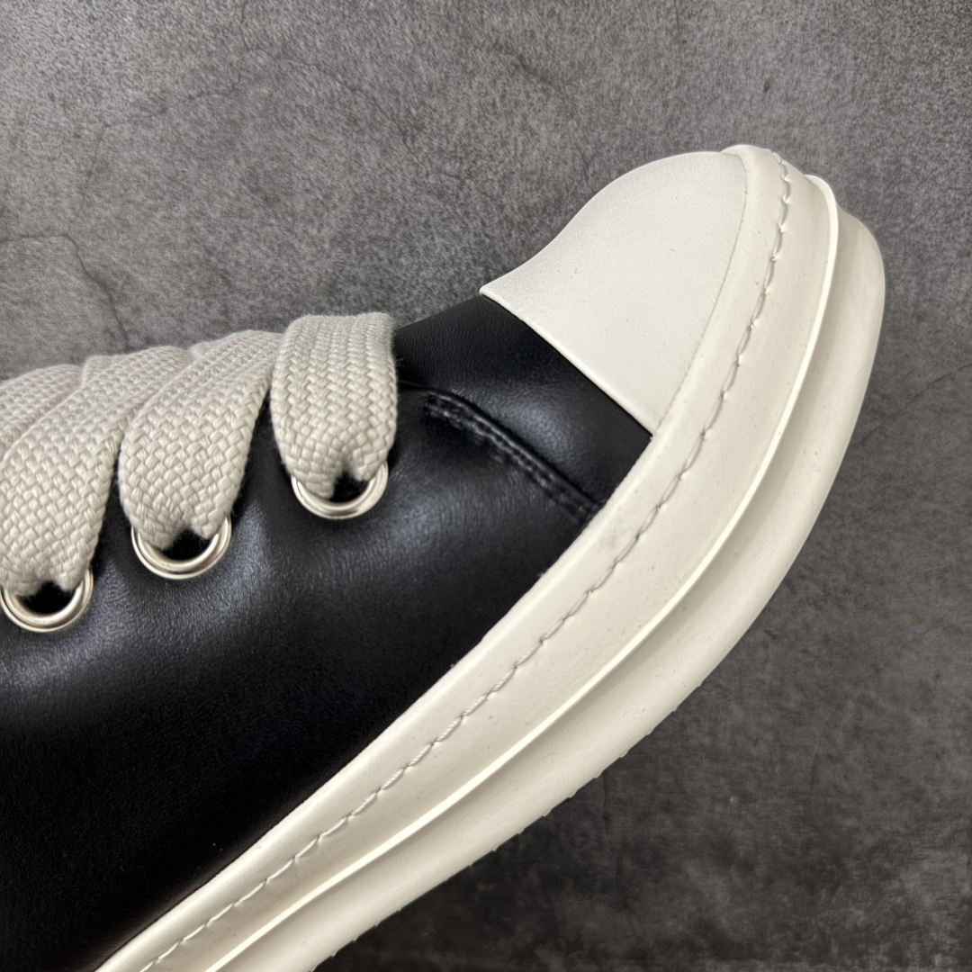 图片[6]-【YS纯原】广奢高端货 · Rick Owens DRKSHDW Ro经典低帮胖丁黑白粗绑带 ✦ DRKSHDW 支线标志性低帮轮廓 ✦ 新版底模，比例自然协调 ✦ 整体风格克制耐看，日常搭配度高 ✦ 鞋面采用斜纹帆布材质 ✦ 织纹密度与间距按原版规格还原 ✦ DRKSHDW 字体立体凸起，色差控制到位 ✦ 鞋型线条顺直，结构稳定不塌 ✦ 上脚舒适，通勤、日常均友好 ✦ 1：1 规格礼盒包装，整体分量扎实 ✦ 定制 Rick Owens 保护盒 ✦ 日文 / 英文双语配件卡片齐全 ✦ 鞋盒翻盖结构 ✦ 三标配置，正面与底部细节同步 ✦ 注重细节打磨，整体完成度高 尺码：38 39 40 41 42 43 44 45-选品中心