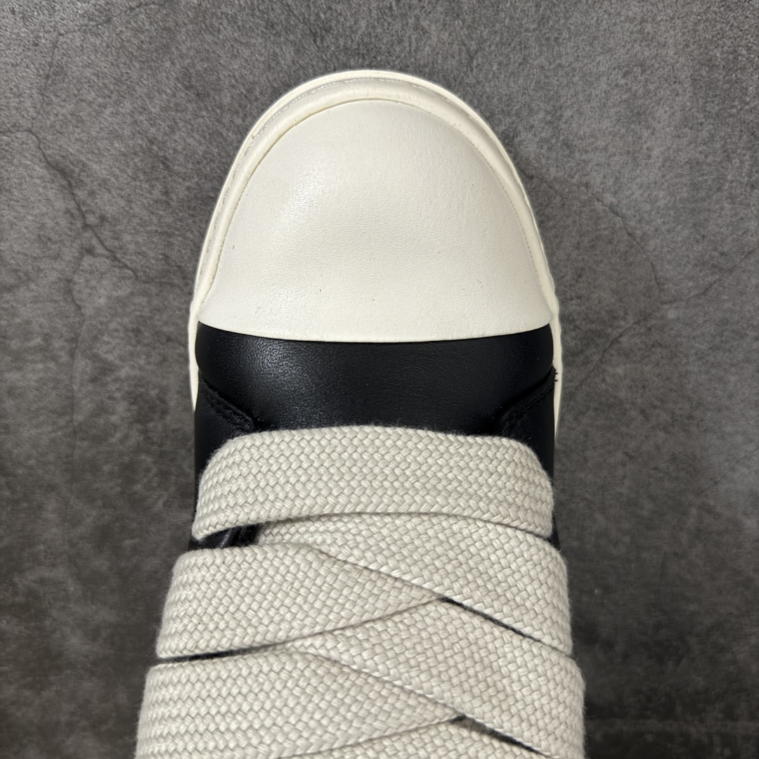 图片[5]-【YS纯原】广奢高端货 · Rick Owens DRKSHDW Ro经典低帮胖丁黑白粗绑带 ✦ DRKSHDW 支线标志性低帮轮廓 ✦ 新版底模，比例自然协调 ✦ 整体风格克制耐看，日常搭配度高 ✦ 鞋面采用斜纹帆布材质 ✦ 织纹密度与间距按原版规格还原 ✦ DRKSHDW 字体立体凸起，色差控制到位 ✦ 鞋型线条顺直，结构稳定不塌 ✦ 上脚舒适，通勤、日常均友好 ✦ 1：1 规格礼盒包装，整体分量扎实 ✦ 定制 Rick Owens 保护盒 ✦ 日文 / 英文双语配件卡片齐全 ✦ 鞋盒翻盖结构 ✦ 三标配置，正面与底部细节同步 ✦ 注重细节打磨，整体完成度高 尺码：38 39 40 41 42 43 44 45-选品中心
