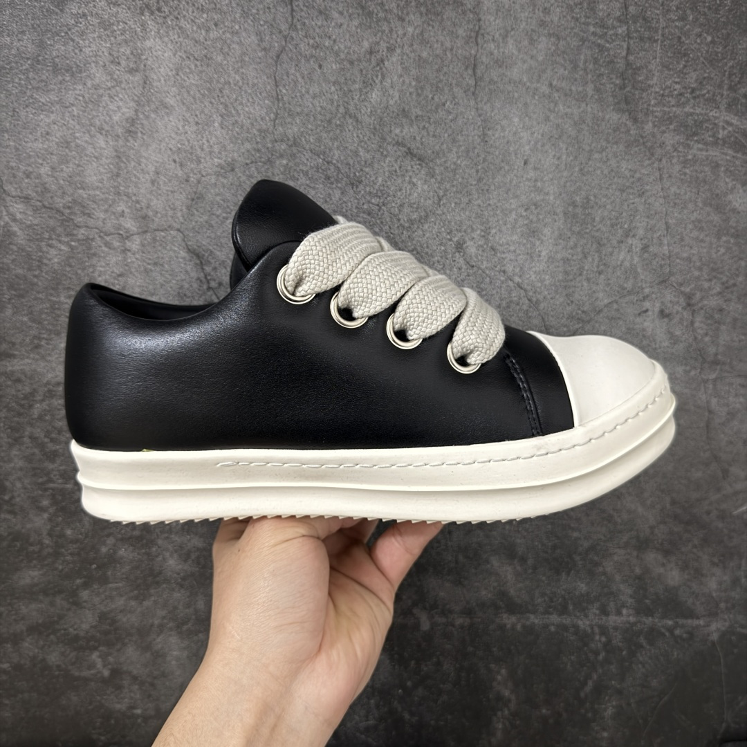 【YS纯原】广奢高端货 · Rick Owens DRKSHDW Ro经典低帮胖丁黑白粗绑带 ✦ DRKSHDW 支线标志性低帮轮廓 ✦ 新版底模,比例自然协调 ✦ 整体风格克制耐看,日常搭配度高 ✦ 鞋面采用斜纹帆布材质 ✦ 织纹密度与间距按原版规格还原 ✦ DRKSHDW 字体立体凸起,色差控制到位 ✦ 鞋型线条顺直,结构稳定不塌 ✦ 上脚舒适,通勤、日常均友好 ✦ 1:1 规格礼盒包装,整体分量扎实 ✦ 定制 Rick Owens 保护盒 ✦ 日文 / 英文双语配件卡片齐全 ✦ 鞋盒翻盖结构 ✦ 三标配置,正面与底部细节同步 ✦ 注重细节打磨,整体完成度高 尺码:38 39 40 41 42 43 44 45-选品中心
