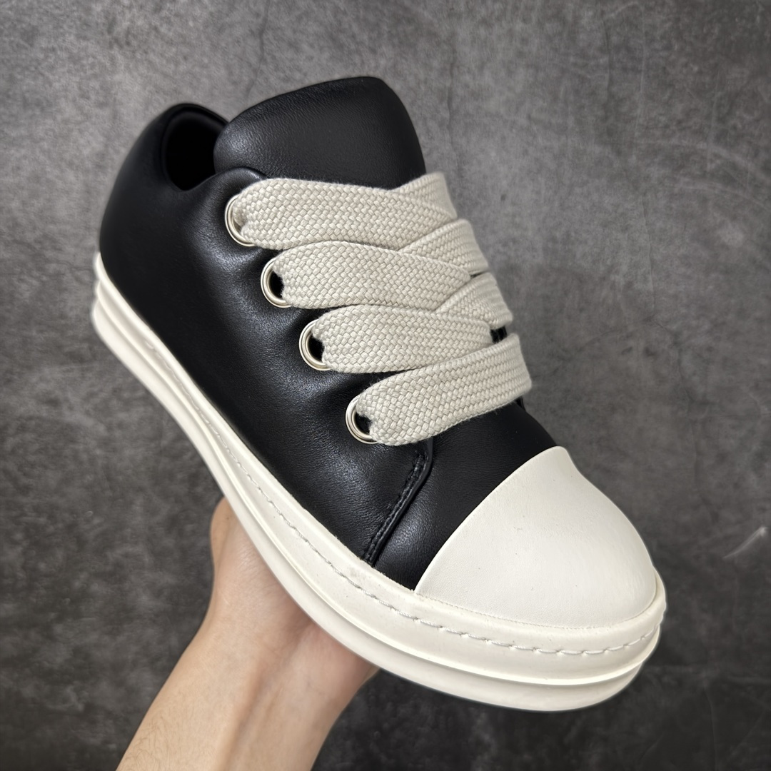 图片[3]-【YS纯原】广奢高端货 · Rick Owens DRKSHDW Ro经典低帮胖丁黑白粗绑带 ✦ DRKSHDW 支线标志性低帮轮廓 ✦ 新版底模，比例自然协调 ✦ 整体风格克制耐看，日常搭配度高 ✦ 鞋面采用斜纹帆布材质 ✦ 织纹密度与间距按原版规格还原 ✦ DRKSHDW 字体立体凸起，色差控制到位 ✦ 鞋型线条顺直，结构稳定不塌 ✦ 上脚舒适，通勤、日常均友好 ✦ 1：1 规格礼盒包装，整体分量扎实 ✦ 定制 Rick Owens 保护盒 ✦ 日文 / 英文双语配件卡片齐全 ✦ 鞋盒翻盖结构 ✦ 三标配置，正面与底部细节同步 ✦ 注重细节打磨，整体完成度高 尺码：38 39 40 41 42 43 44 45-选品中心