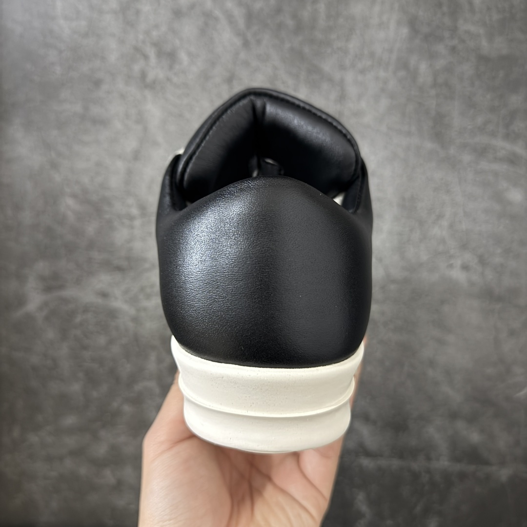 图片[4]-【YS纯原】广奢高端货 · Rick Owens DRKSHDW Ro经典低帮胖丁黑白粗绑带 ✦ DRKSHDW 支线标志性低帮轮廓 ✦ 新版底模，比例自然协调 ✦ 整体风格克制耐看，日常搭配度高 ✦ 鞋面采用斜纹帆布材质 ✦ 织纹密度与间距按原版规格还原 ✦ DRKSHDW 字体立体凸起，色差控制到位 ✦ 鞋型线条顺直，结构稳定不塌 ✦ 上脚舒适，通勤、日常均友好 ✦ 1：1 规格礼盒包装，整体分量扎实 ✦ 定制 Rick Owens 保护盒 ✦ 日文 / 英文双语配件卡片齐全 ✦ 鞋盒翻盖结构 ✦ 三标配置，正面与底部细节同步 ✦ 注重细节打磨，整体完成度高 尺码：38 39 40 41 42 43 44 45-选品中心