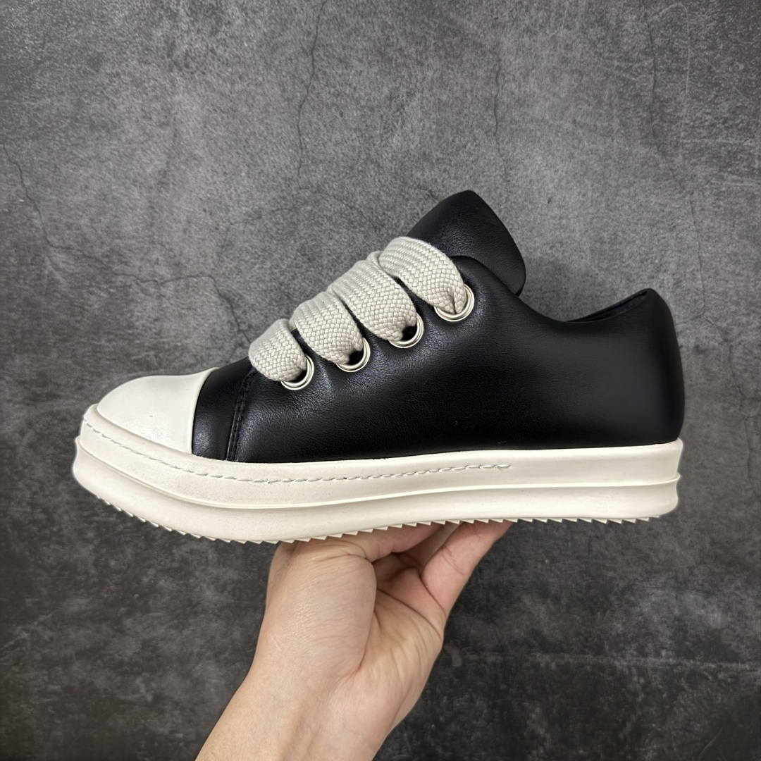 图片[2]-【YS纯原】广奢高端货 · Rick Owens DRKSHDW Ro经典低帮胖丁黑白粗绑带 ✦ DRKSHDW 支线标志性低帮轮廓 ✦ 新版底模，比例自然协调 ✦ 整体风格克制耐看，日常搭配度高 ✦ 鞋面采用斜纹帆布材质 ✦ 织纹密度与间距按原版规格还原 ✦ DRKSHDW 字体立体凸起，色差控制到位 ✦ 鞋型线条顺直，结构稳定不塌 ✦ 上脚舒适，通勤、日常均友好 ✦ 1：1 规格礼盒包装，整体分量扎实 ✦ 定制 Rick Owens 保护盒 ✦ 日文 / 英文双语配件卡片齐全 ✦ 鞋盒翻盖结构 ✦ 三标配置，正面与底部细节同步 ✦ 注重细节打磨，整体完成度高 尺码：38 39 40 41 42 43 44 45-选品中心