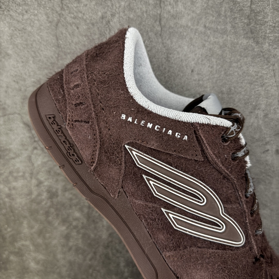 图片[7]-【XA纯原版】Balenciaga Hamptons Worn-Out 巴黎世家十八18代 涤纶（聚酯纤维）牛皮革 圆头系带 低帮 生活休闲鞋板鞋 全套原纸板楦头开发 最原汁原味的灵魂版型 全鞋荧光划线卡点 胶水把控整洁度追求极致完美 每一双都是工艺品 多重QC质检 超越公司货的品控标准 实实在在的免检产品 原盒原配 正确字体电绣 粗细、位置、大小正确 侧边TPU 透气孔匹配意产原版 正确分离大底 TPU软底 原版一致大底LOGO 立体感十足 原厂皮料水洗做旧 采购原厂网纱 偏大一码 尺码：35 36 37 38 39 40 41 42 43 44 45 46-选品中心
