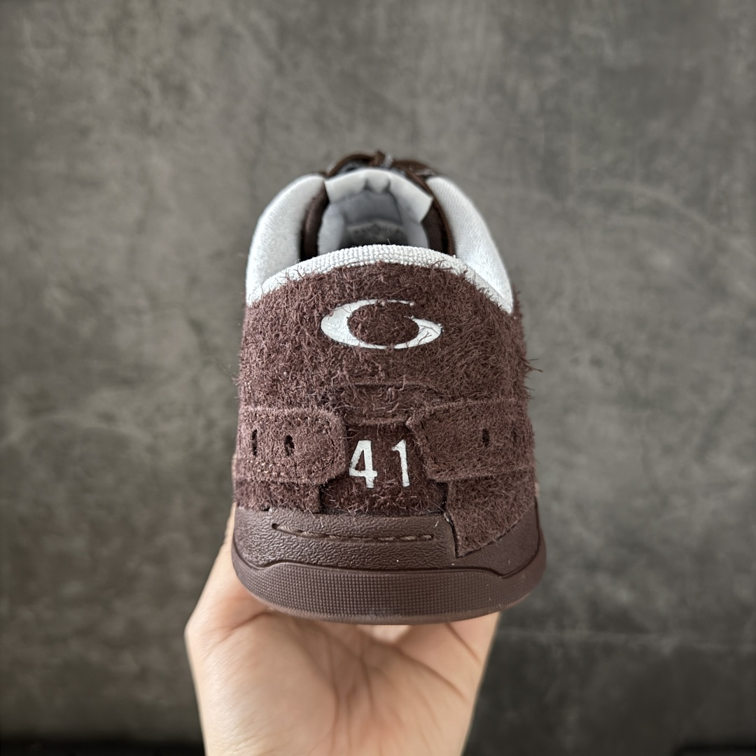 图片[4]-【XA纯原版】Balenciaga Hamptons Worn-Out 巴黎世家十八18代 涤纶（聚酯纤维）牛皮革 圆头系带 低帮 生活休闲鞋板鞋 全套原纸板楦头开发 最原汁原味的灵魂版型 全鞋荧光划线卡点 胶水把控整洁度追求极致完美 每一双都是工艺品 多重QC质检 超越公司货的品控标准 实实在在的免检产品 原盒原配 正确字体电绣 粗细、位置、大小正确 侧边TPU 透气孔匹配意产原版 正确分离大底 TPU软底 原版一致大底LOGO 立体感十足 原厂皮料水洗做旧 采购原厂网纱 偏大一码 尺码：35 36 37 38 39 40 41 42 43 44 45 46-选品中心