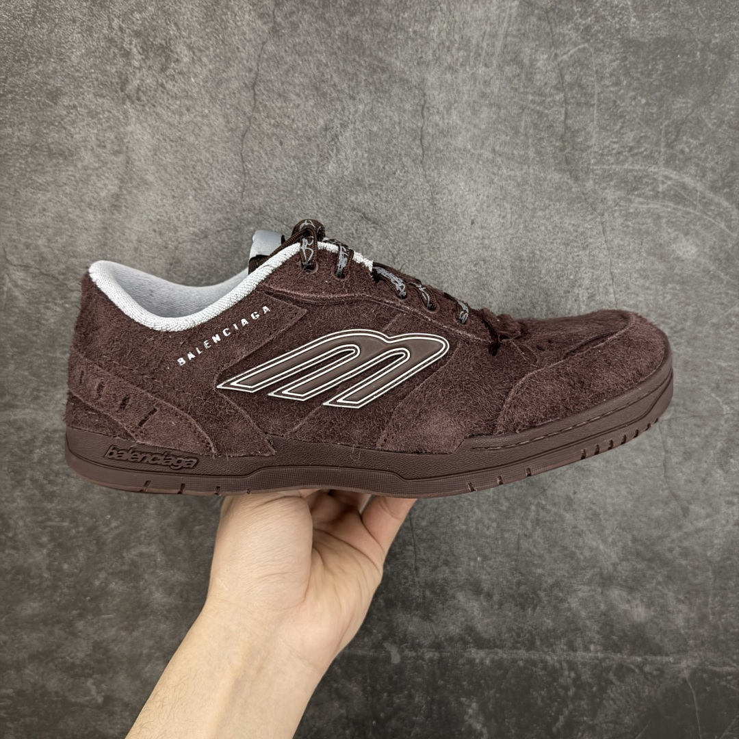 【XA纯原版】Balenciaga Hamptons Worn-Out 巴黎世家十八18代 涤纶（聚酯纤维）牛皮革 圆头系带 低帮 生活休闲鞋板鞋 全套原纸板楦头开发 最原汁原味的灵魂版型 全鞋荧光划线卡点 胶水把控整洁度追求极致完美 每一双都是工艺品 多重QC质检 超越公司货的品控标准 实实在在的免检产品 原盒原配 正确字体电绣 粗细、位置、大小正确 侧边TPU 透气孔匹配意产原版 正确分离大底 TPU软底 原版一致大底LOGO 立体感十足 原厂皮料水洗做旧 采购原厂网纱 偏大一码 尺码：35 36 37 38 39 40 41 42 43 44 45 46-选品中心