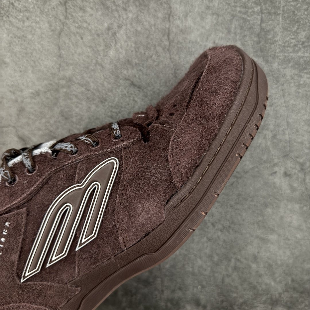 图片[6]-【XA纯原版】Balenciaga Hamptons Worn-Out 巴黎世家十八18代 涤纶（聚酯纤维）牛皮革 圆头系带 低帮 生活休闲鞋板鞋 全套原纸板楦头开发 最原汁原味的灵魂版型 全鞋荧光划线卡点 胶水把控整洁度追求极致完美 每一双都是工艺品 多重QC质检 超越公司货的品控标准 实实在在的免检产品 原盒原配 正确字体电绣 粗细、位置、大小正确 侧边TPU 透气孔匹配意产原版 正确分离大底 TPU软底 原版一致大底LOGO 立体感十足 原厂皮料水洗做旧 采购原厂网纱 偏大一码 尺码：35 36 37 38 39 40 41 42 43 44 45 46-选品中心