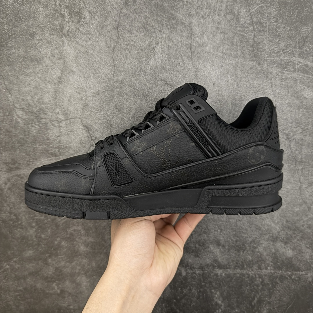 图片[2]-【YS纯原升级版 】 顶级莞产 路易威登 Louis Vuitton LV Trainer 系列 高奢运动鞋 牛皮革 ✦ 芯片配置，✦ 挂饰 NFC 芯片秒进官网 ✦ 同步 ZP 官网空胶工艺，结构逻辑一致 ✦ 正确胶片断点式设计，细节克制到位 ✦ 中底油印字母比例按原版还原 ✦ 1：1 原楦格板 / 楦头 / 刀磨 全新升级 ✦ 独家定制压纹麂皮，用料细腻耐看 ✦ 原版开模 TPU 大底 ✦ 脚感与质感取向偏原版 ✦ 代购指定高端版本 ✦ 全新升级 双盒礼盒 ✦ 全套配件齐全，整体完成度高 尺码：39–45-选品中心