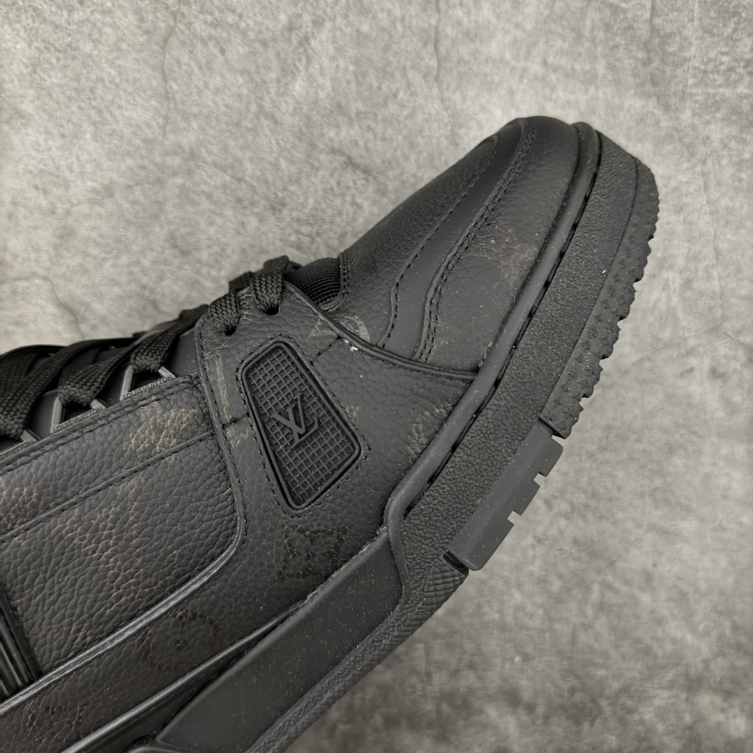 图片[6]-【YS纯原升级版 】 顶级莞产 路易威登 Louis Vuitton LV Trainer 系列 高奢运动鞋 牛皮革 ✦ 芯片配置，✦ 挂饰 NFC 芯片秒进官网 ✦ 同步 ZP 官网空胶工艺，结构逻辑一致 ✦ 正确胶片断点式设计，细节克制到位 ✦ 中底油印字母比例按原版还原 ✦ 1：1 原楦格板 / 楦头 / 刀磨 全新升级 ✦ 独家定制压纹麂皮，用料细腻耐看 ✦ 原版开模 TPU 大底 ✦ 脚感与质感取向偏原版 ✦ 代购指定高端版本 ✦ 全新升级 双盒礼盒 ✦ 全套配件齐全，整体完成度高 尺码：39–45-选品中心