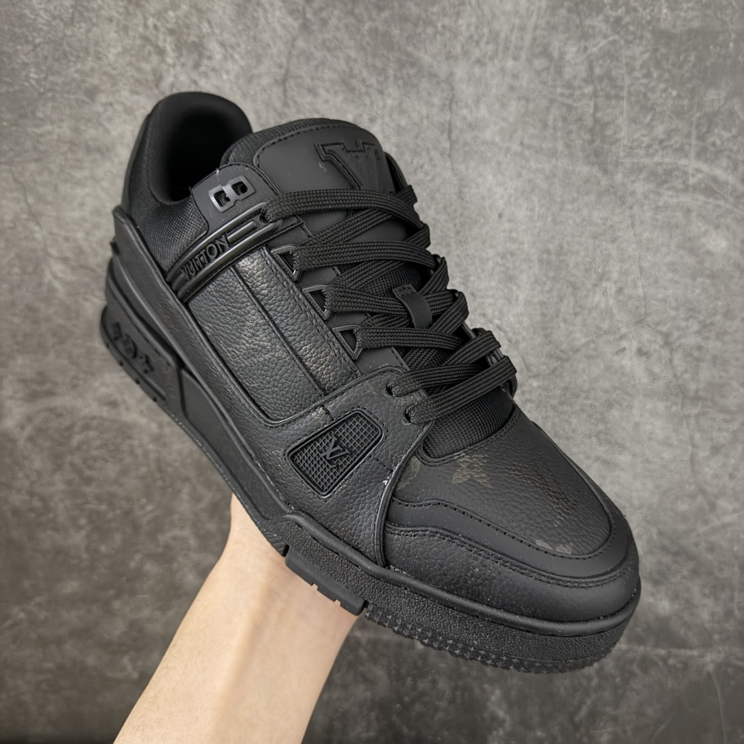 图片[3]-【YS纯原升级版 】 顶级莞产 路易威登 Louis Vuitton LV Trainer 系列 高奢运动鞋 牛皮革 ✦ 芯片配置，✦ 挂饰 NFC 芯片秒进官网 ✦ 同步 ZP 官网空胶工艺，结构逻辑一致 ✦ 正确胶片断点式设计，细节克制到位 ✦ 中底油印字母比例按原版还原 ✦ 1：1 原楦格板 / 楦头 / 刀磨 全新升级 ✦ 独家定制压纹麂皮，用料细腻耐看 ✦ 原版开模 TPU 大底 ✦ 脚感与质感取向偏原版 ✦ 代购指定高端版本 ✦ 全新升级 双盒礼盒 ✦ 全套配件齐全，整体完成度高 尺码：39–45-选品中心